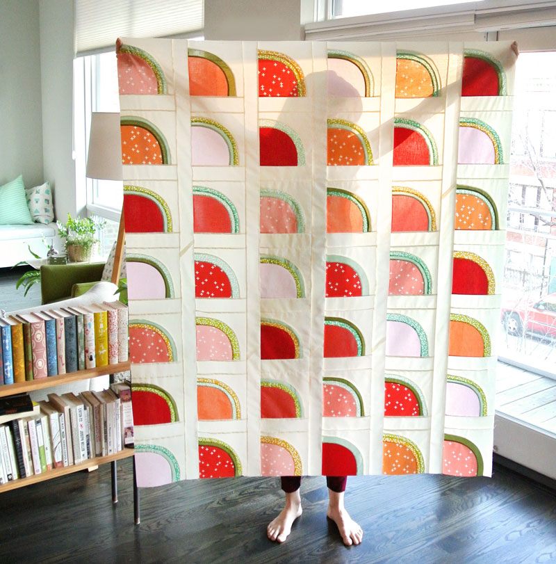 A FREE watermelon quilt pattern! Learn to sew curves with the Mod Melons quilt pattern by Suzy Quilts - https://suzyquilts.com/mod-melons-free-quilt-pattern/