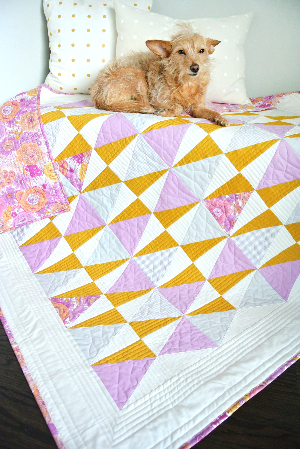 This FREE quilt pattern download, Liberty & Flowers, uses templates, making it the perfect sewing project for fussy cutting and scrap fabric. suzyquilts.com #quiltpattern