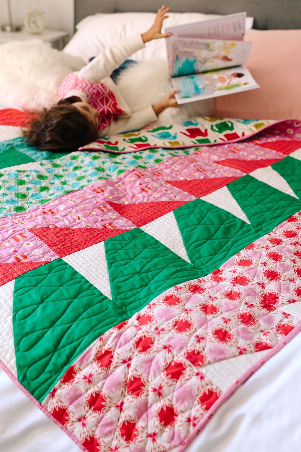 Bayside Christmas Quilt, a Fast Finish Holiday Quilt | Suzy Quilts https://suzyquilts.com/holiday-quilt-christmas-bayside