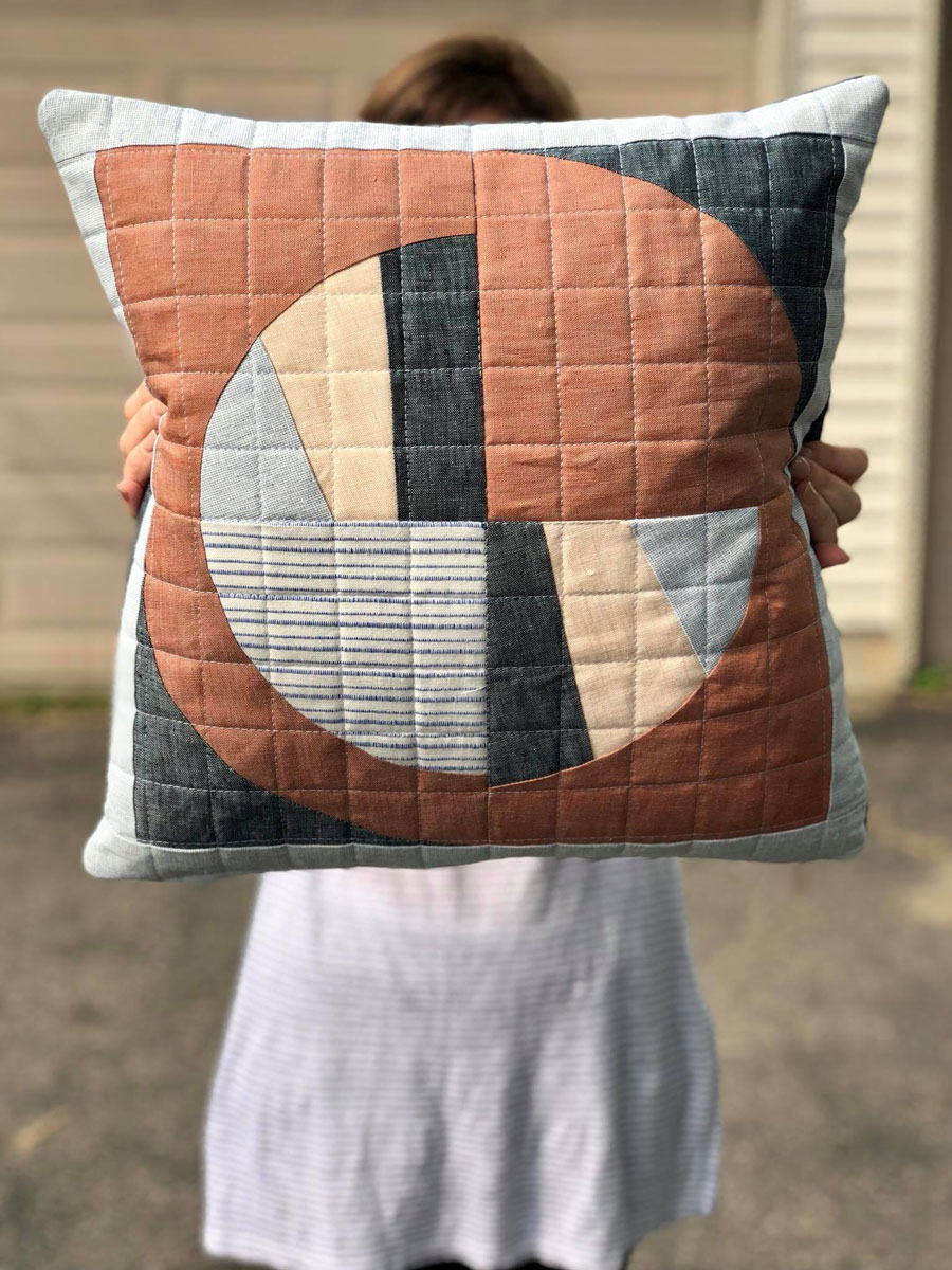 Make a Modern Fans pillow with this elegant quilt pattern and quilted zipper tutorial