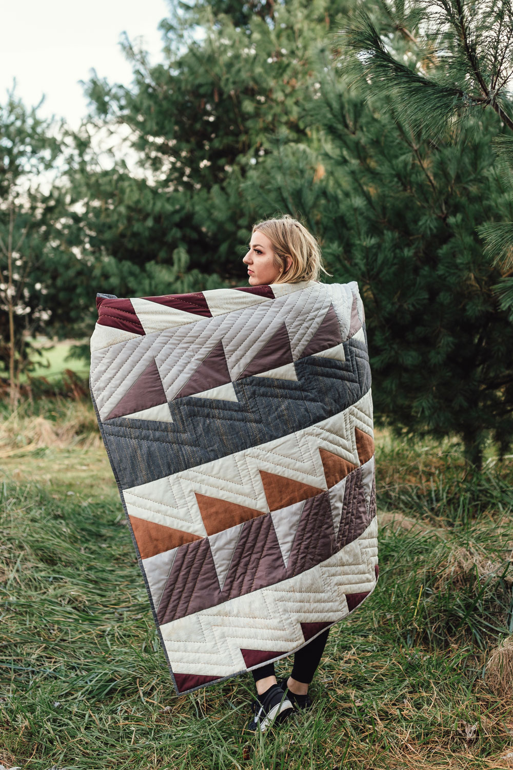 How to hand quilt in 3 easy steps! In this blog and video tutorial I'll list out all of the supplies you need and show you how simple hand quilting can be. Get this Bayside Quilt pattern and make your own!