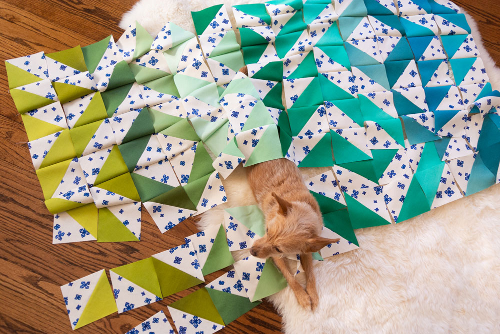 Make a Triangle Jitters quilt with 8 fat quarters! This is a beginner-friendly half square triangle pattern. Discover how to achieve this ombré effect with the exact fabrics I used!