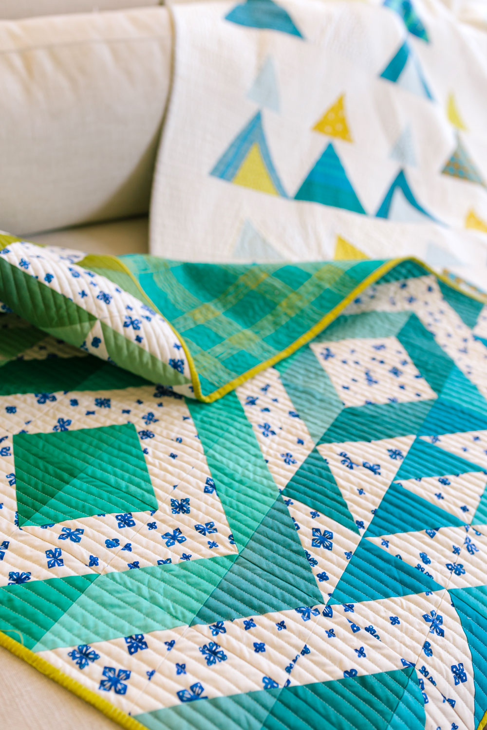 Make a Triangle Jitters quilt with 8 fat quarters! This is a beginner-friendly half square triangle pattern. Discover how to achieve this ombré effect with the exact fabrics I used!