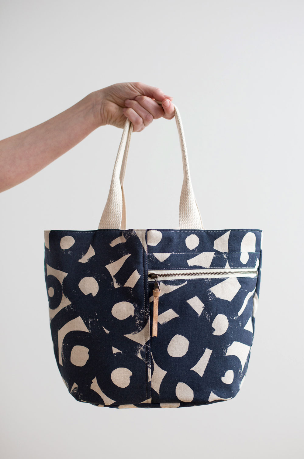 Meet the Maker blog series: Anna Gaham of Noodlehead creates simple, elegant, easy to follow bag patterns. Follow this blog series to learn about more pattern writers and artists in the sewing industry.