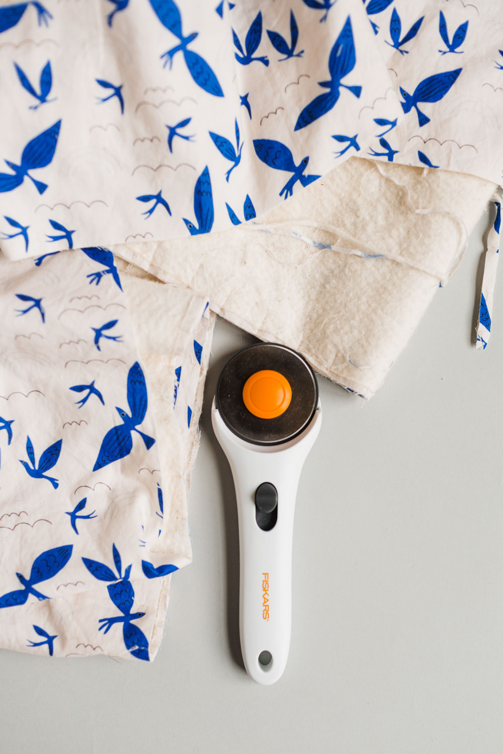 Learn all about different rotary cutter sizes, handles, and blades in this complete guide to quilting rotary cutters. Find the best rotary cutter for you! Suzy Quilts #rotarycutter #quiltingtools #quilting