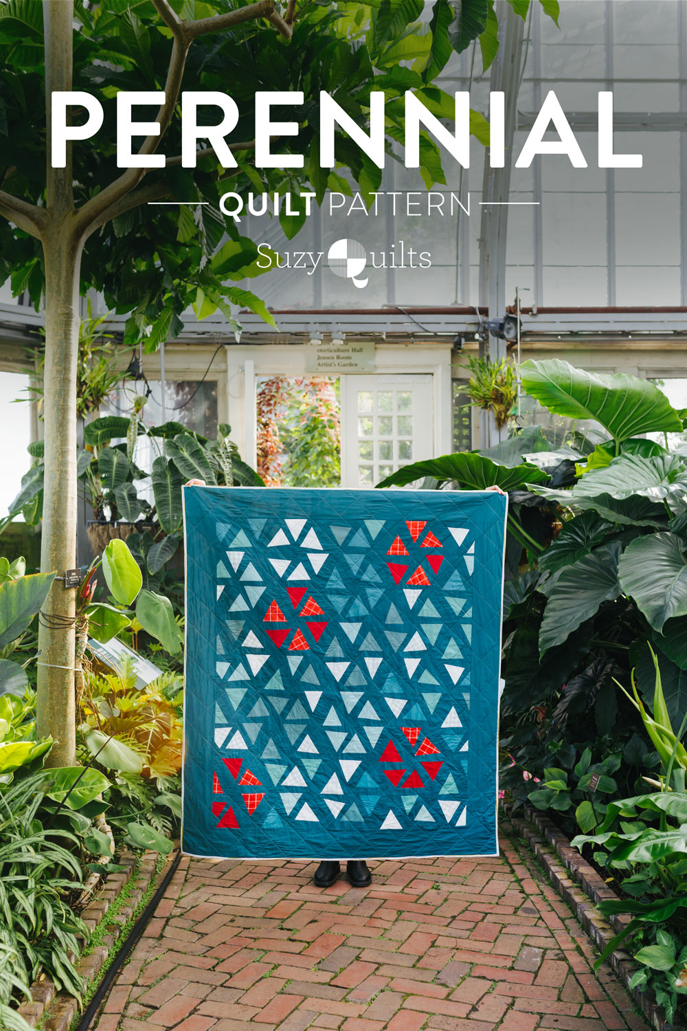 The perfect Christmas quilt pattern! Tips and video tutorials on how to quilt with triangle blocks for the Perennial Quilt by Suzy Quilts | suzyquilts.com #ChristmasQuilt