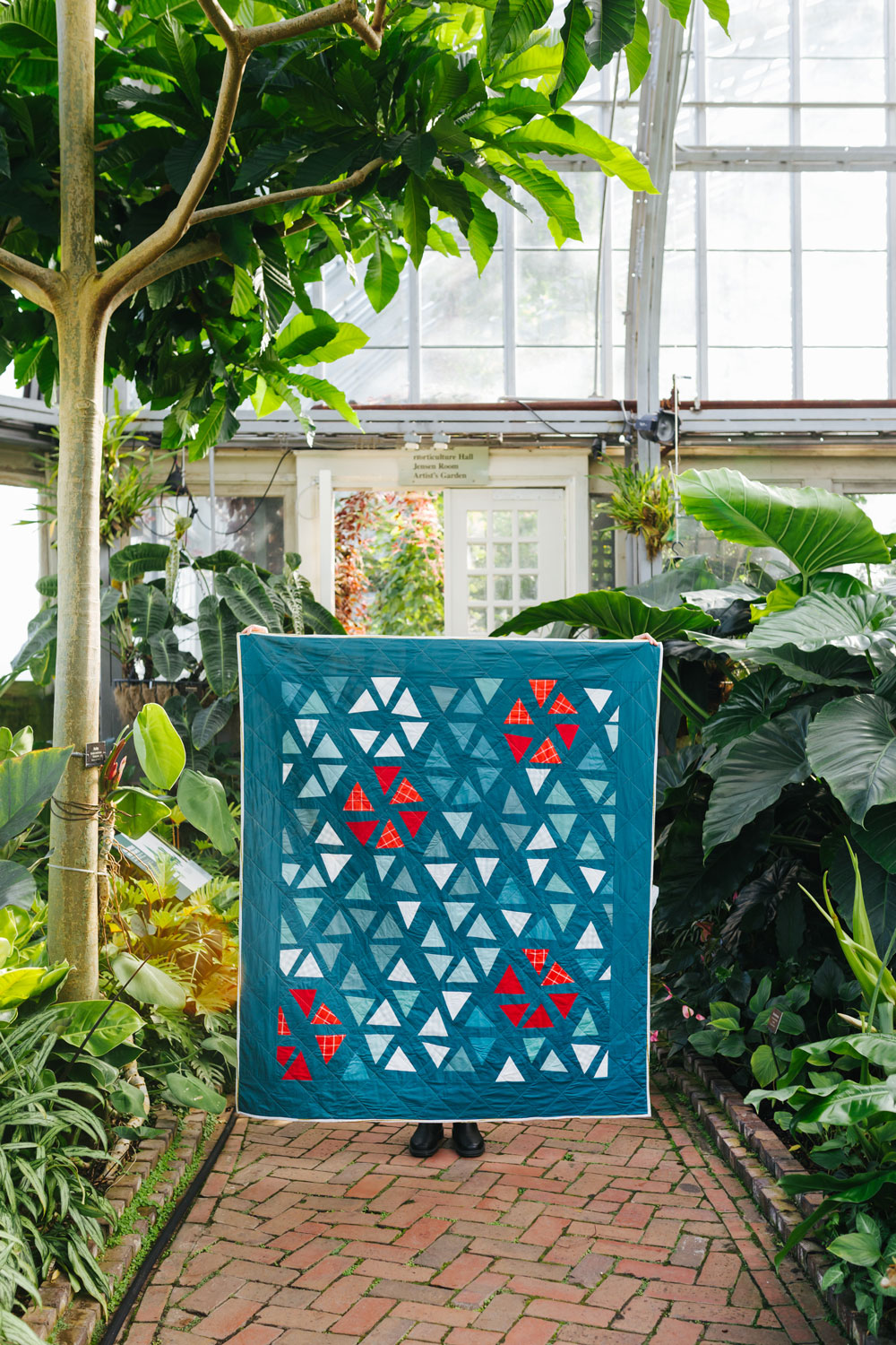 The perfect Christmas quilt pattern! Tips and video tutorials on how to quilt with triangle blocks for the Perennial Quilt by Suzy Quilts | suzyquilts.com #quiltpattern