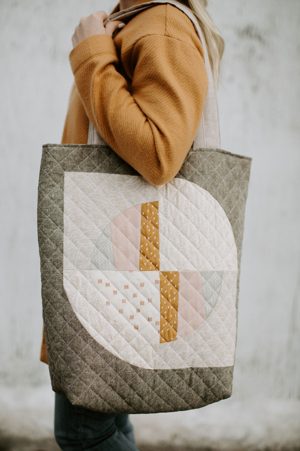 This FREE quilted tote bag tutorial shows step by step how to create a large tote bag using the Modern Fans quilt block pattern. suzyquilts.com #freesewingpattern