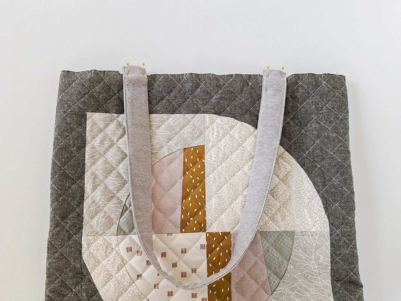 This FREE quilted tote bag tutorial shows step by step how to create a large tote bag using the Modern Fans quilt block pattern. suzyquilts.com #bagtutorial
