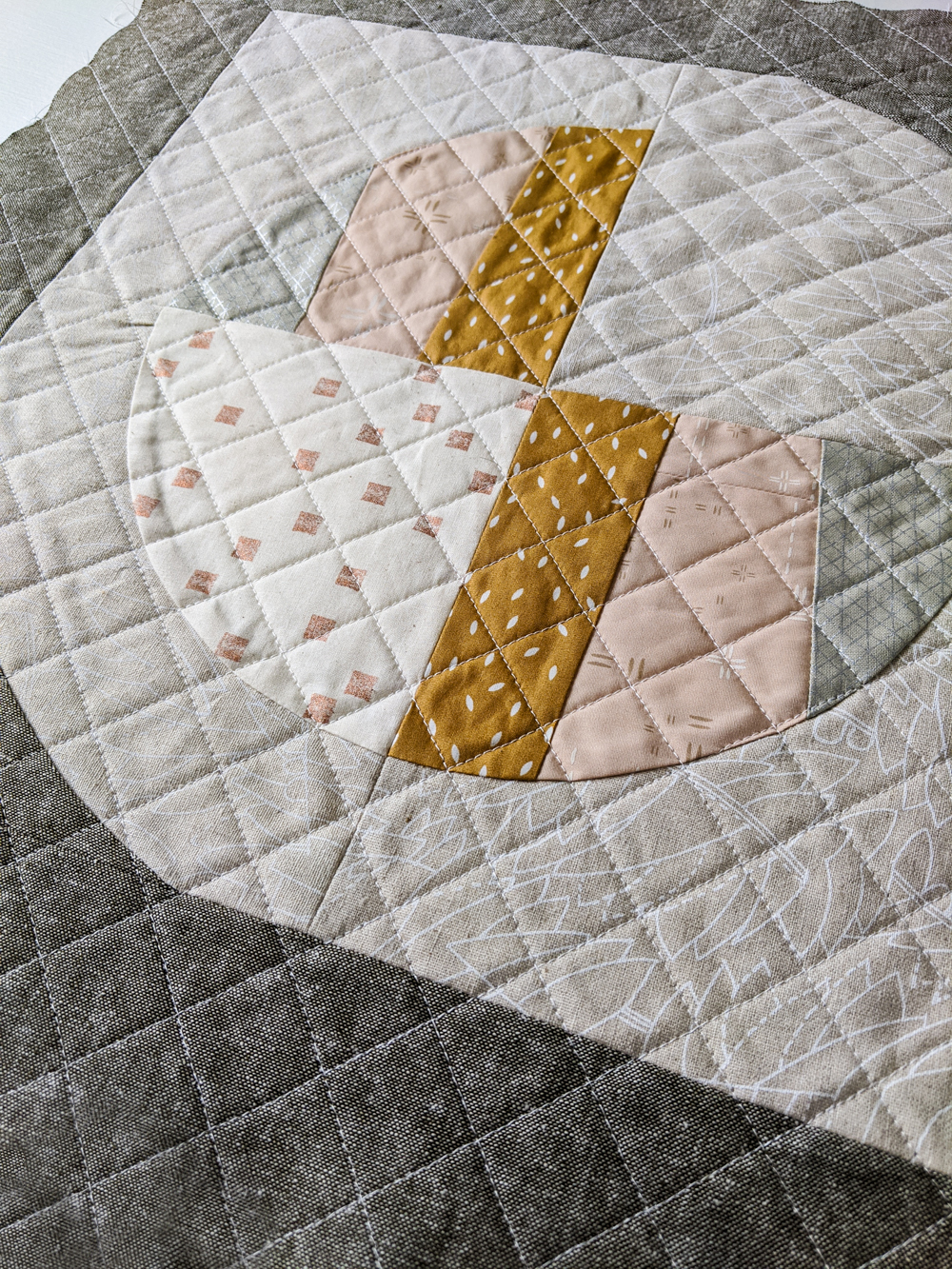 This FREE quilted tote bag tutorial shows step by step how to create a large tote bag using the Modern Fans quilt block pattern. suzyquilts.com #quilting