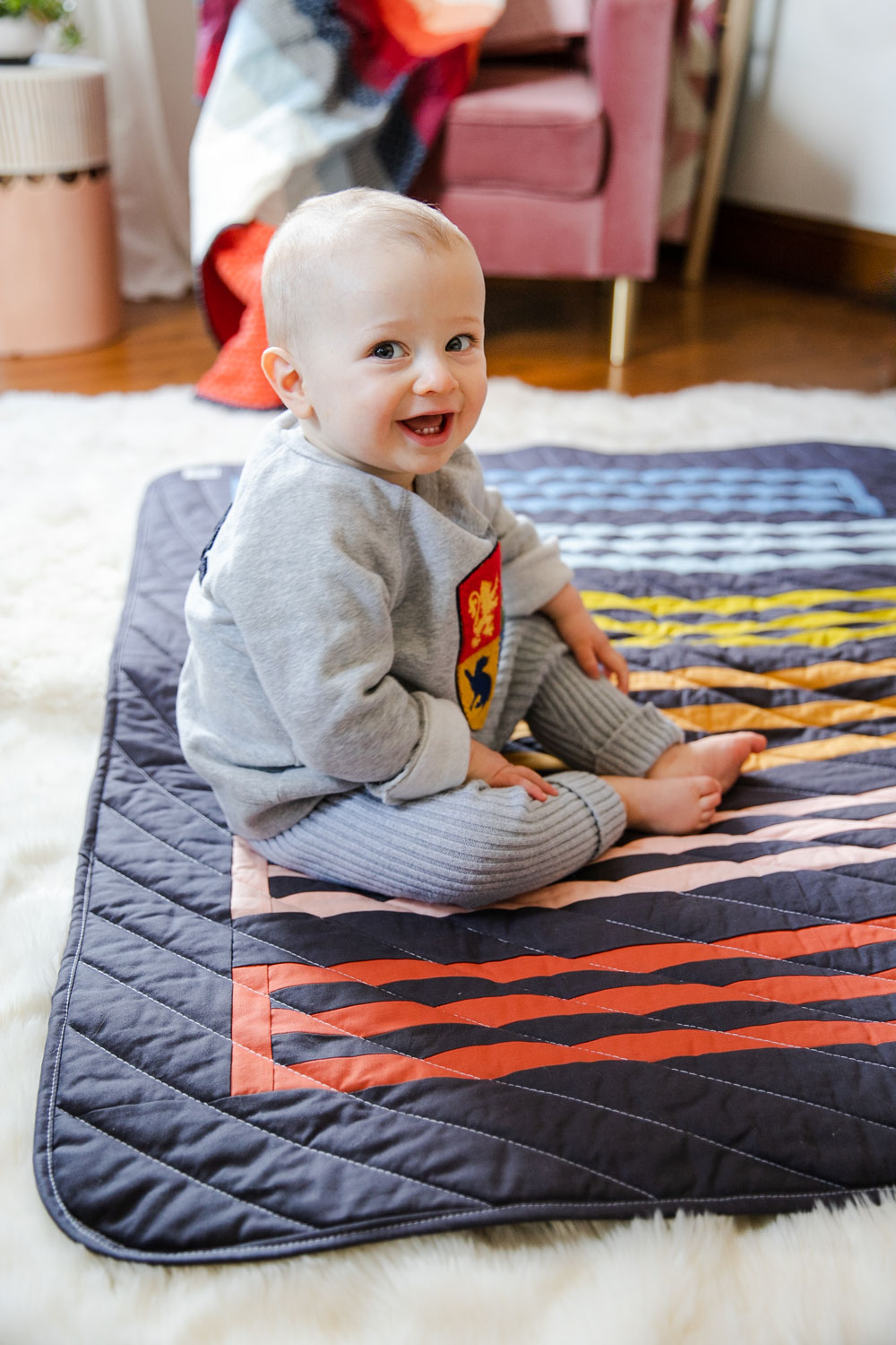 A small textiles company, based in Duluth, GA, makes rainbow baby quilts for a cause. Meesh Quilts is passionate about helping mothers and babies. suzyquilts.com #babyquilt