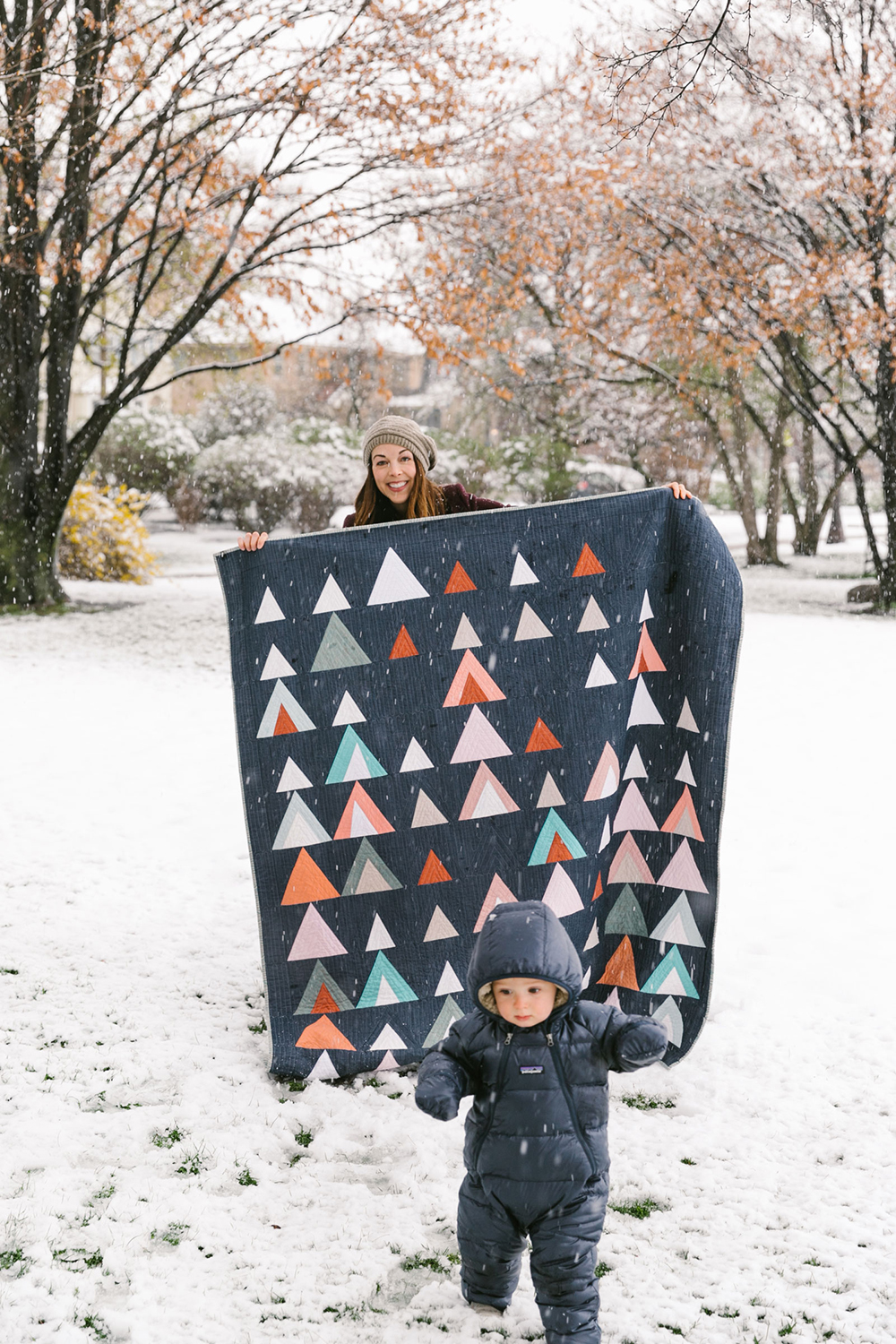 The Mod Mountains quilt pattern is fat quarter friendly! Included in the pattern are king, queen, twin, throw and baby quilt sizes along with extra tutorials and videos on the blog! suzyquilts.com #quiltpattern