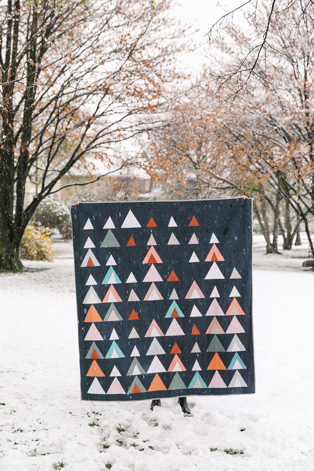 The Mod Mountains quilt pattern is fat quarter friendly! Included in the pattern are king, queen, twin, throw and baby quilt sizes along with extra tutorials and videos on the blog! suzyquilts.com #quiltpattern