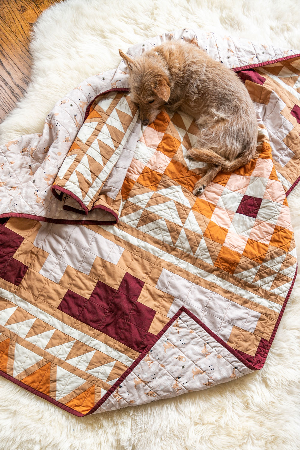 Be inspired by colors of the desert and make your own Mosaic quilt. With warm solid fabrics, this quilt pattern looks modern and timeless! suzyquilts.com #quiltkit #quiltpattern