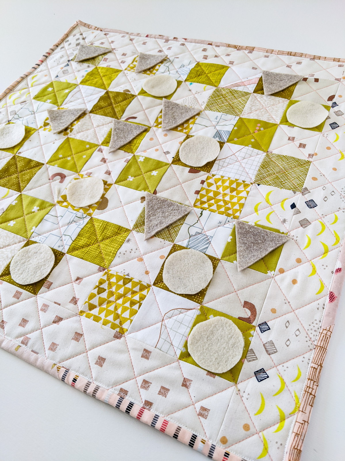 Learn all of the skills needed to make a quilt with this free DIY quilted checkerboard tutorial. A great sewing project for kids! suzyquilts.com #quilttutorial #sewingtutorial