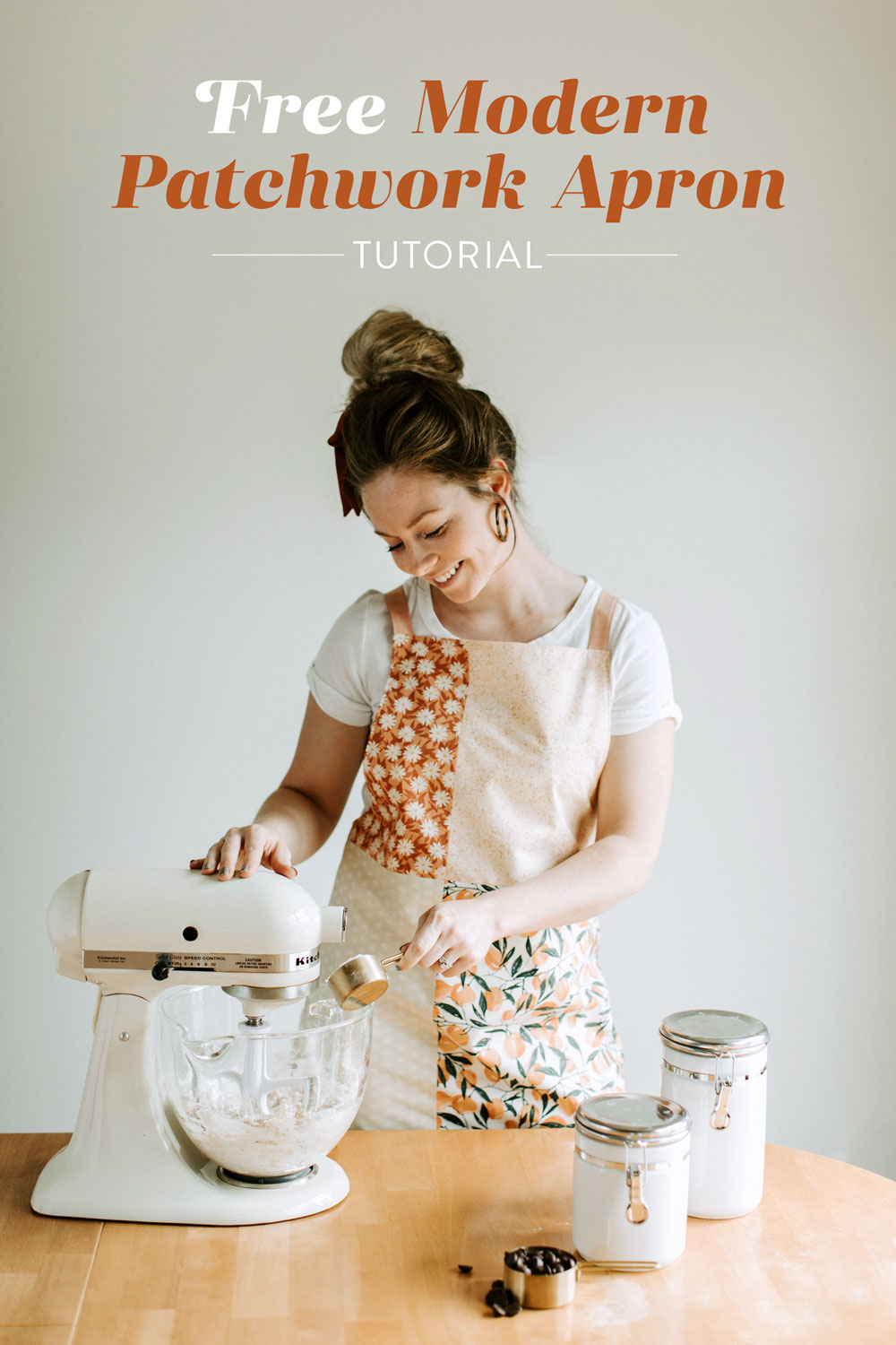 This modern patchwork apron tutorial is a quick project for beginners! It's a unisex apron that fits all sizes and you only need basic sewing supplies. suzyquilts.com #sewingtutorial