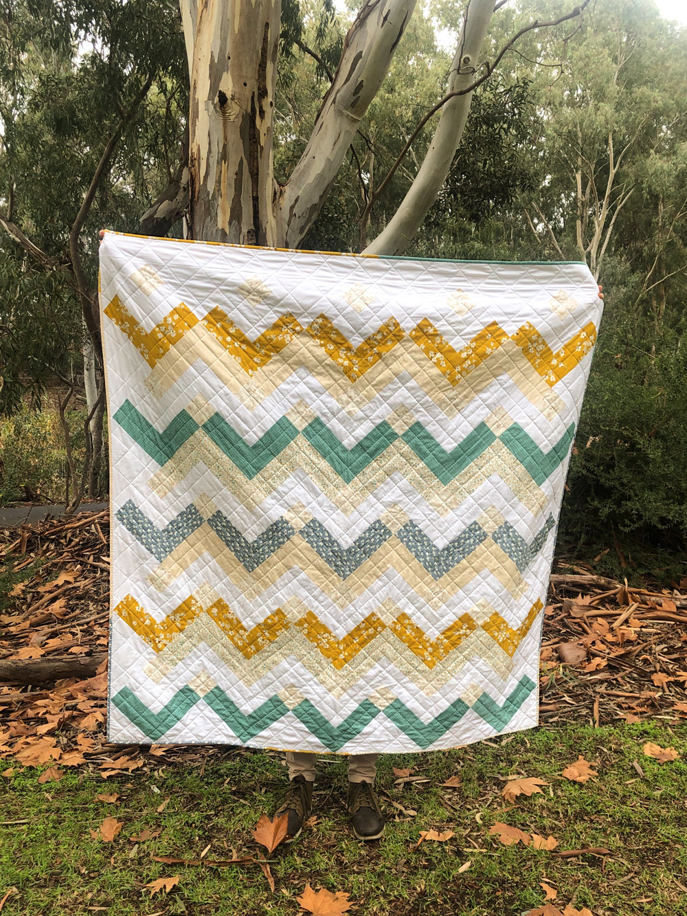 Thrive is a fat-quarter friendly modern quilt pattern. This instant PDF download comes in king, queen/full, twin, throw and baby quilt sizes. suzyquilts.com