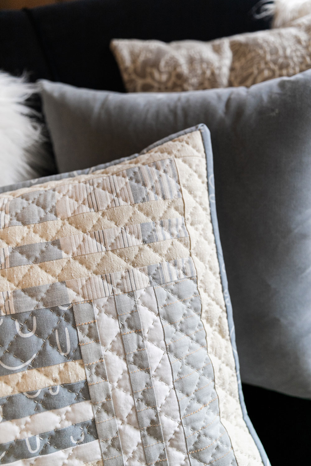 In this easy, beginner friendly quilting tutorial you will make a beautiful pillow with a simple envelope pillow cover. At the end there will be an option to finish the quilted pillow with binding | suzyquilts.com #quiltedpillow
