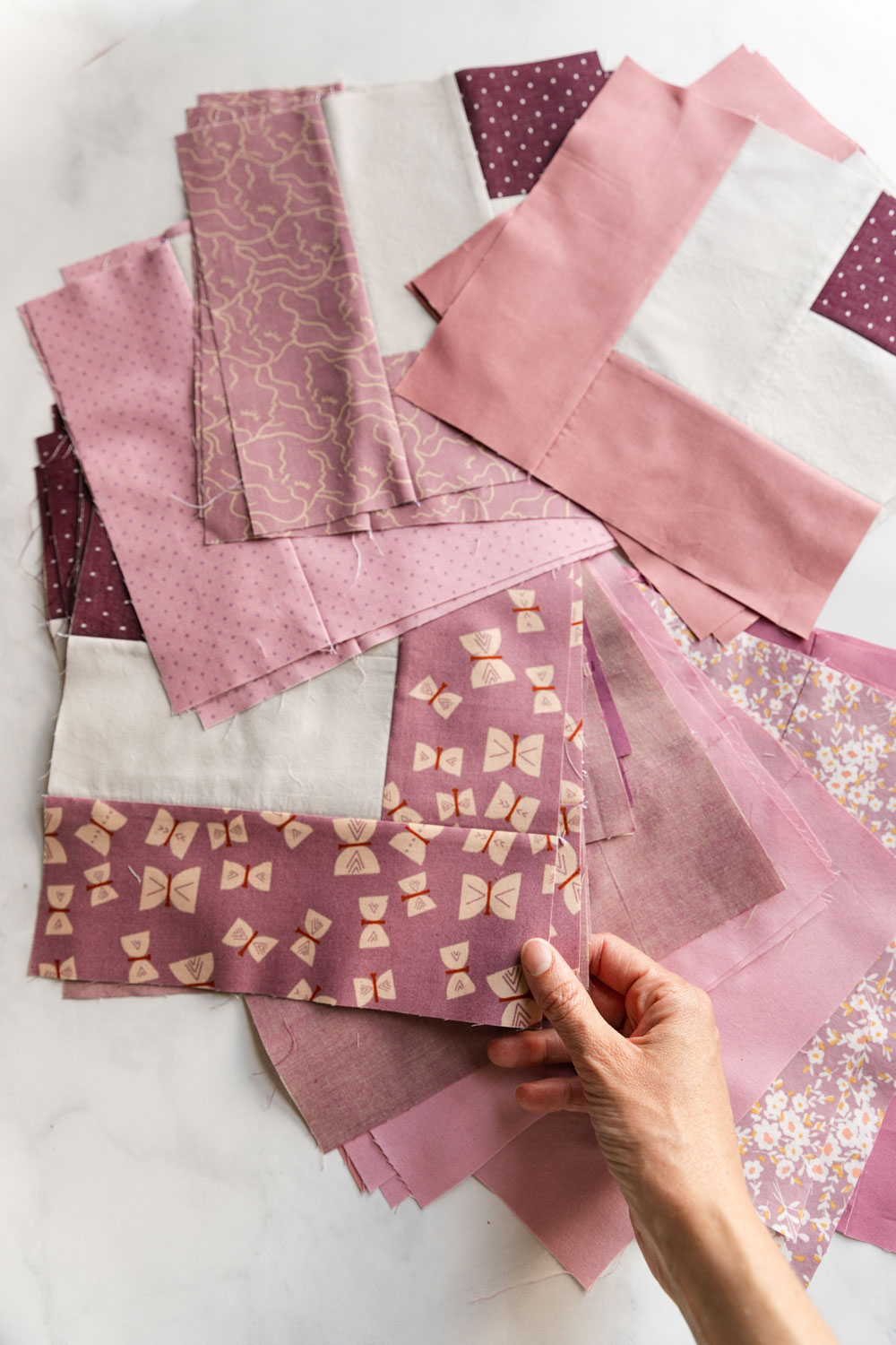 In this week of the Thrive quilt sew along we sew our blocks together – included is a video tutorial and love of sewing tips! suzyquilts.com #sewing