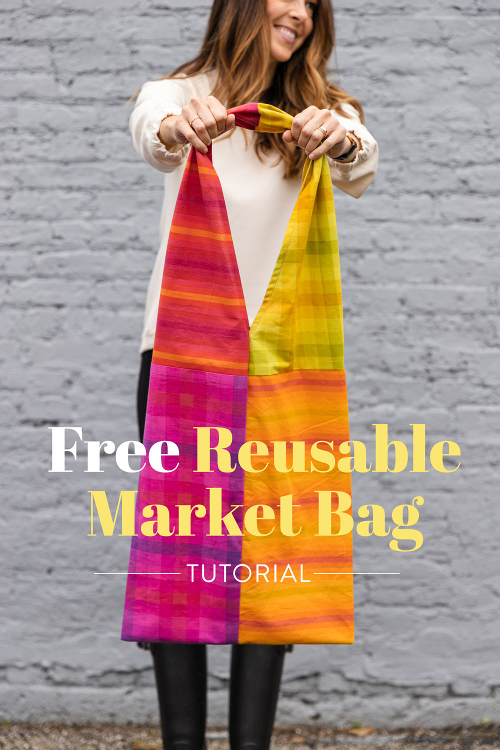 In this free reusable market bag tutorial you only need basic sewing skills and 4 fat quarters of fabric. This sewing DIY is great for kids too! suzyquilts.com #freebagpattern #beginnersewing #patchworkbag