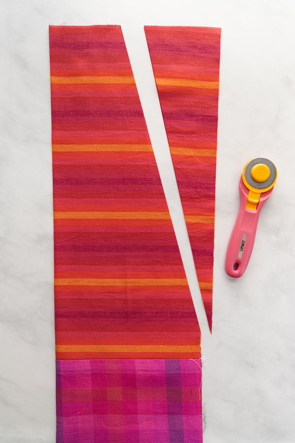 In this free reusable market bag tutorial you only need basic sewing skills and 4 fat quarters of fabric. This sewing DIY is great for kids too! suzyquilts.com #DIYbag #beginnersewing #fatquarterpattern