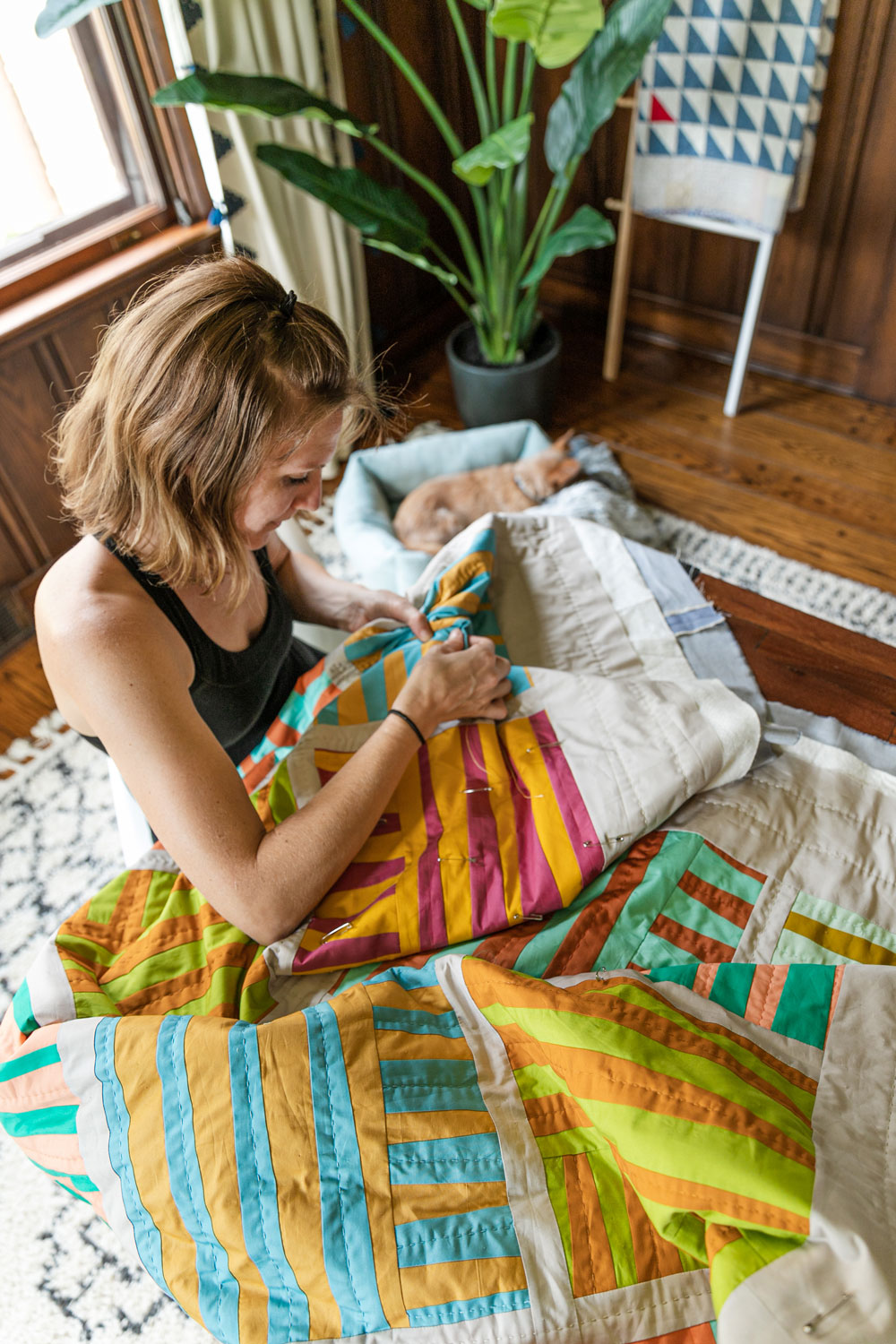 The Shine quilt sew along includes lots of added tips and videos to help you make this modern quilt pattern. This fat quarter quilt pattern is beginner friendly and focuses on improv sewing. suzyquilts.com #modernquilt #quilting