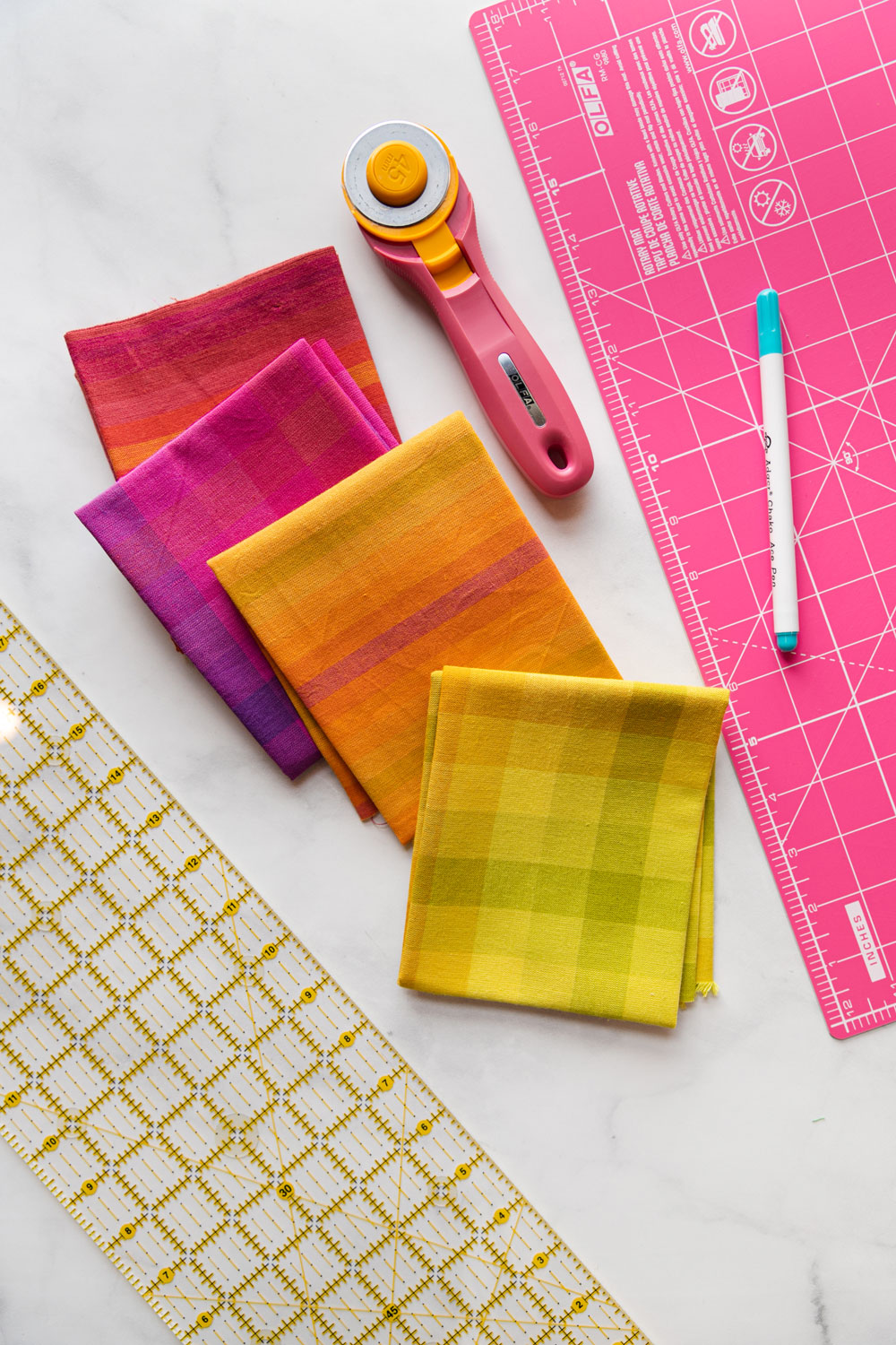 In this free reusable market bag tutorial you only need basic sewing skills and 4 fat quarters of fabric. This sewing DIY is great for kids too! suzyquilts.com #DIYbag #beginnersewing #fatquarter
