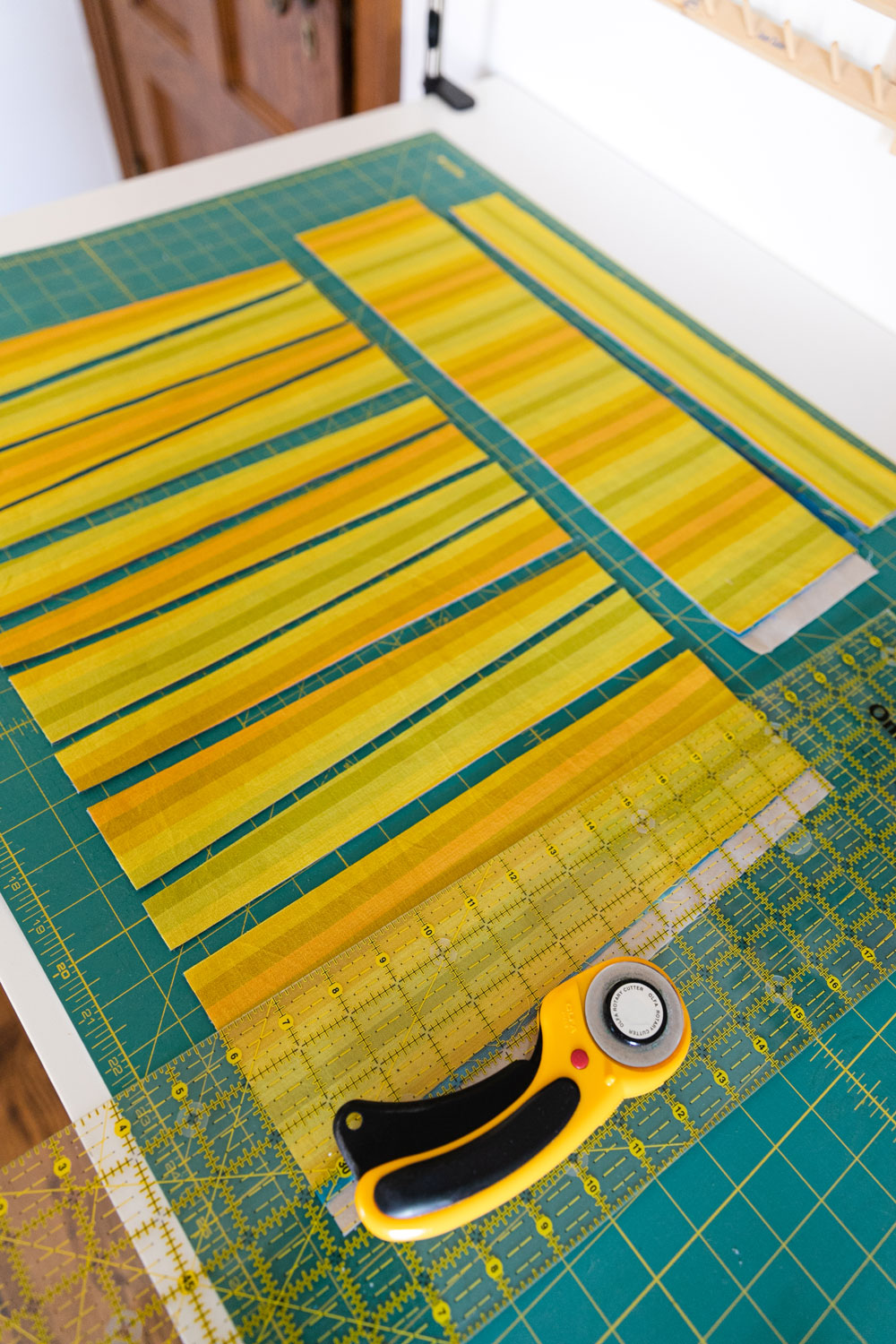 The Shine quilt sew along includes lots of added tips and videos to help you make this modern quilt pattern. This fat quarter quilt pattern is beginner friendly and focuses on improv sewing. suzyquilts.com #modernquilt #qal