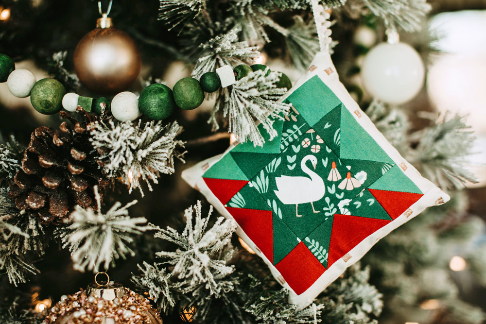 This Christmas Tree Ornament Tutorial walks you through an easy DIY project based on the Stars Hollow Quilt pattern by Suzy Quilts | suzyquilts.com #ornamenttutorial #DIYornament