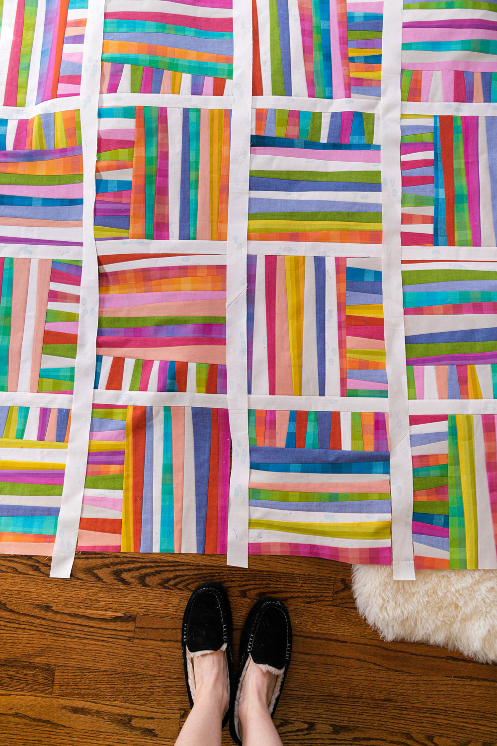 The Shine quilt sew along includes lots of added tips and videos to help you make this modern quilt pattern. This fat quarter quilt pattern is beginner friendly and focuses on improv sewing. suzyquilts.com #fatquarterpattern #quilting