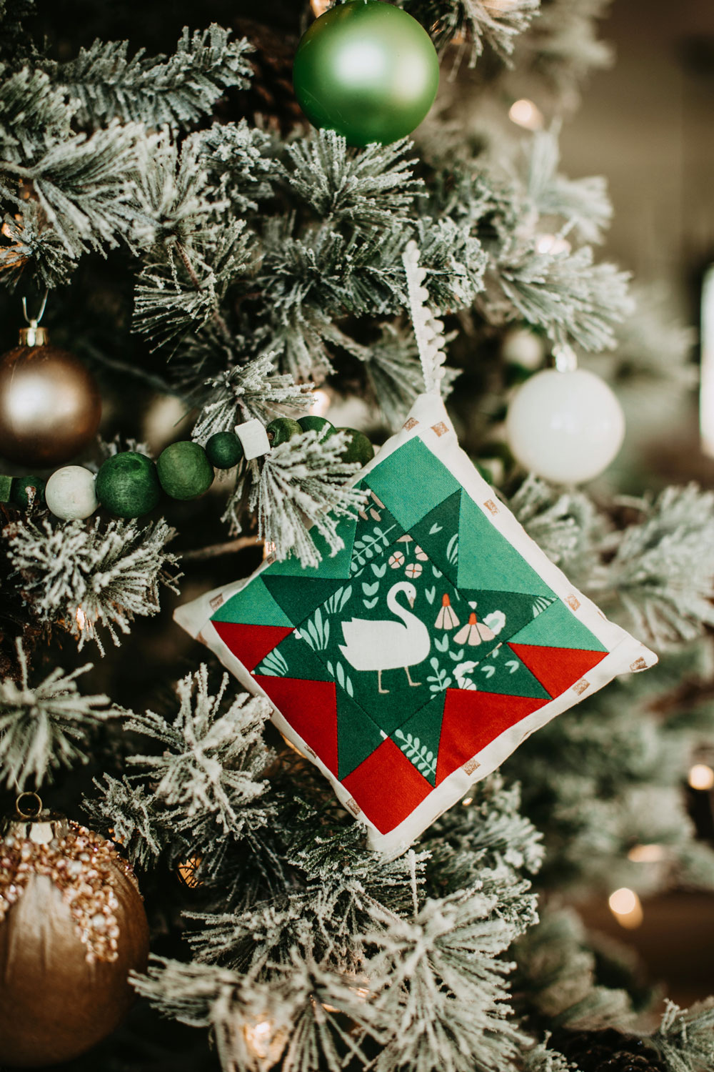 This Christmas Tree Ornament Tutorial walks you through an easy DIY project based on the Stars Hollow Quilt pattern by Suzy Quilts | suzyquilts.com #ornamenttutorial #DIYornament