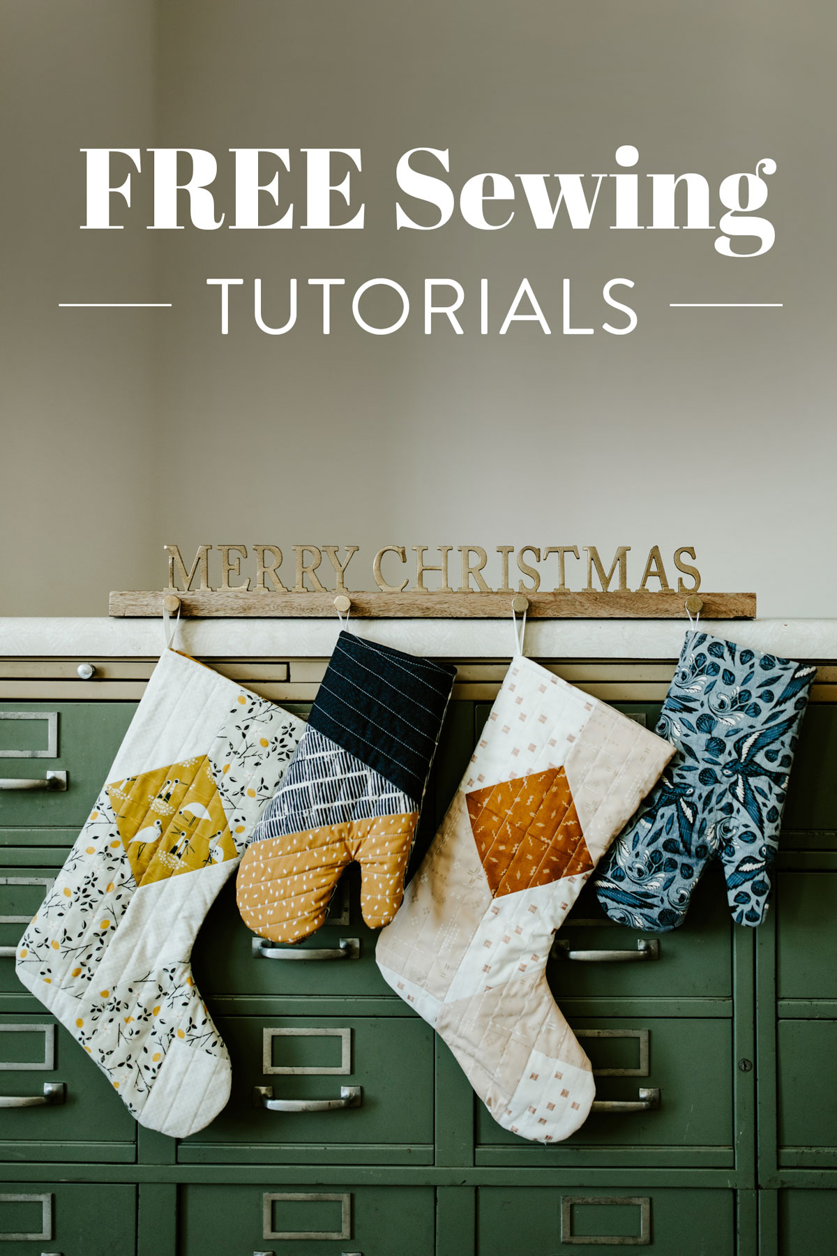 This quilted oven mitt tutorial shows step-by-step instructions to sew a modern patchwork oven mitt – such a beautiful DIY gift! suzyquilts.com #ovenmitt #DIYsewing