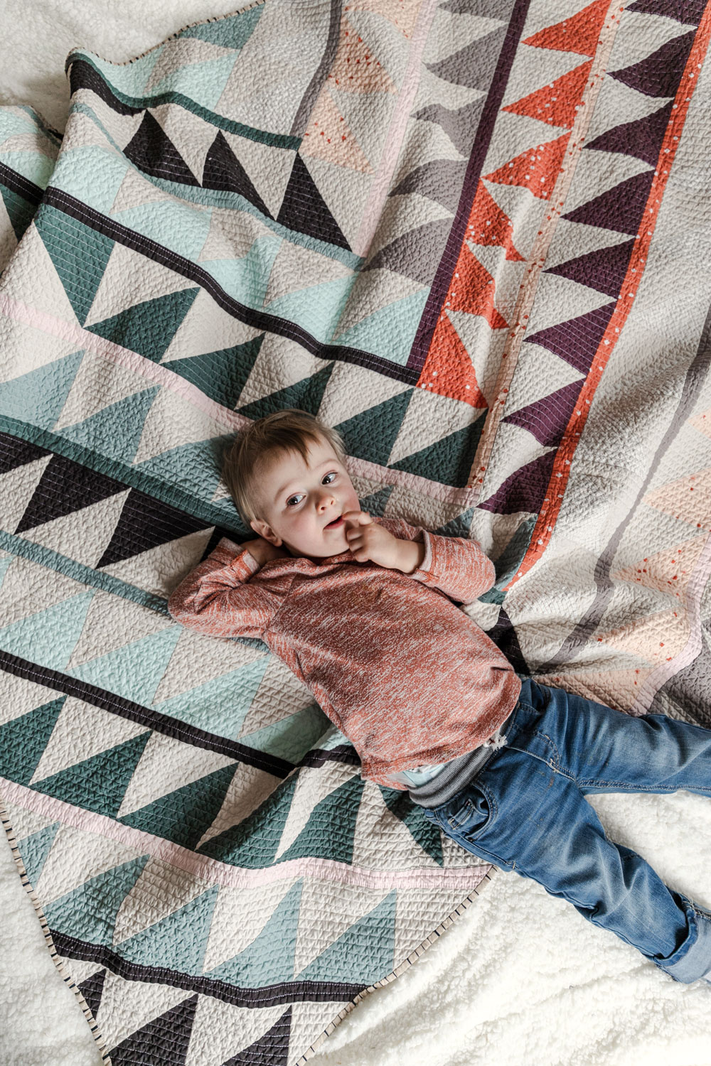 Join a fun sew along! It is easy to participate – all you need is the Gather quilt pattern so we make this quilt together! suzyquilts.com #quiltpattern #modernquilt