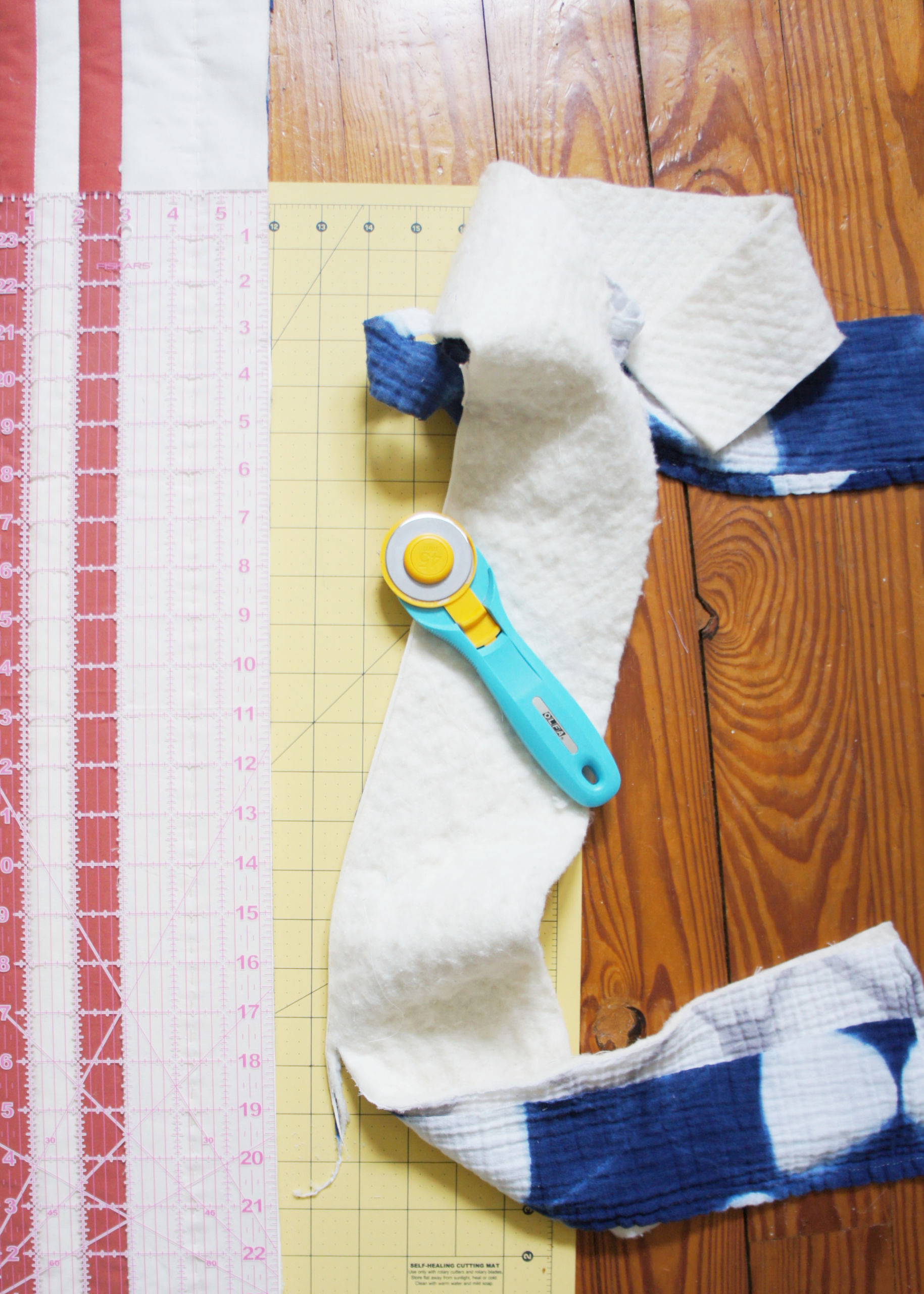 Beginner friendly DIY rounded quilt corners tutorial! These step by step photo instructions include tips and tools. suzyquilts.com #quilting #quilttutorial