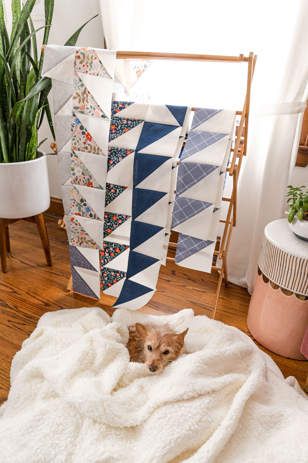 The Gather quilt sew along is an online quilting community experience! We will make this modern quilt pattern together – one week at a time. suzyquilts.com #quiltalong #modernquilt