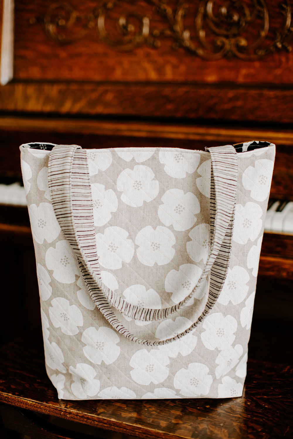 This beginner friendly Sugar POP trendy tote tutorial walks you through step by step instructions to create a beautiful quilted tote bag! suzyquilts.com #totetutorial #DIYtote