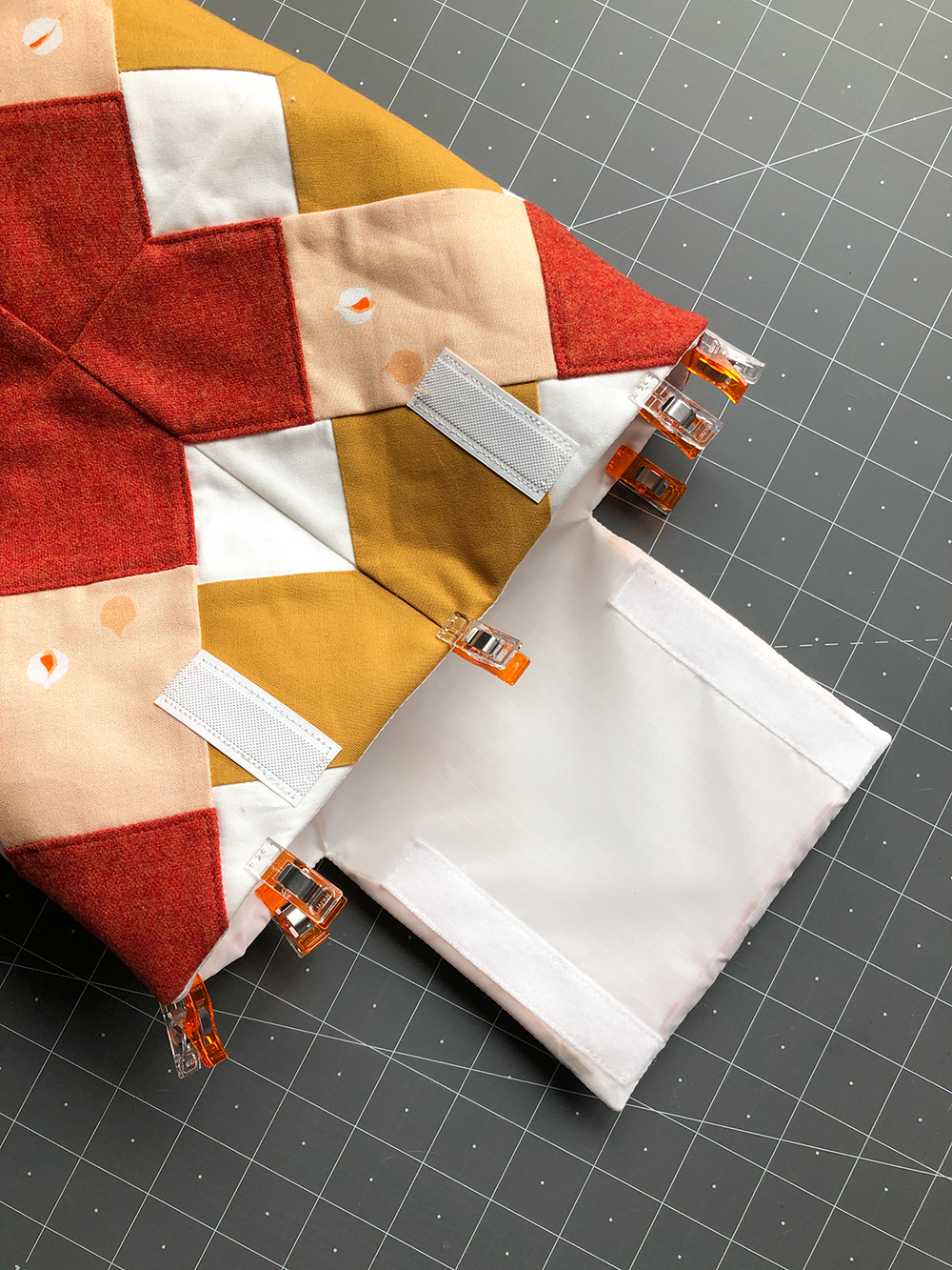 A step by step photo tutorial with all the information you need to make a quilted lunch bag with the Suzy Quilts Kris Kross pattern. Read about materials you'll need, how to use the Kris Kross pattern, and see every step for making your own quilted lunch bag. suzyquilts.com #quilting #sewingdiy