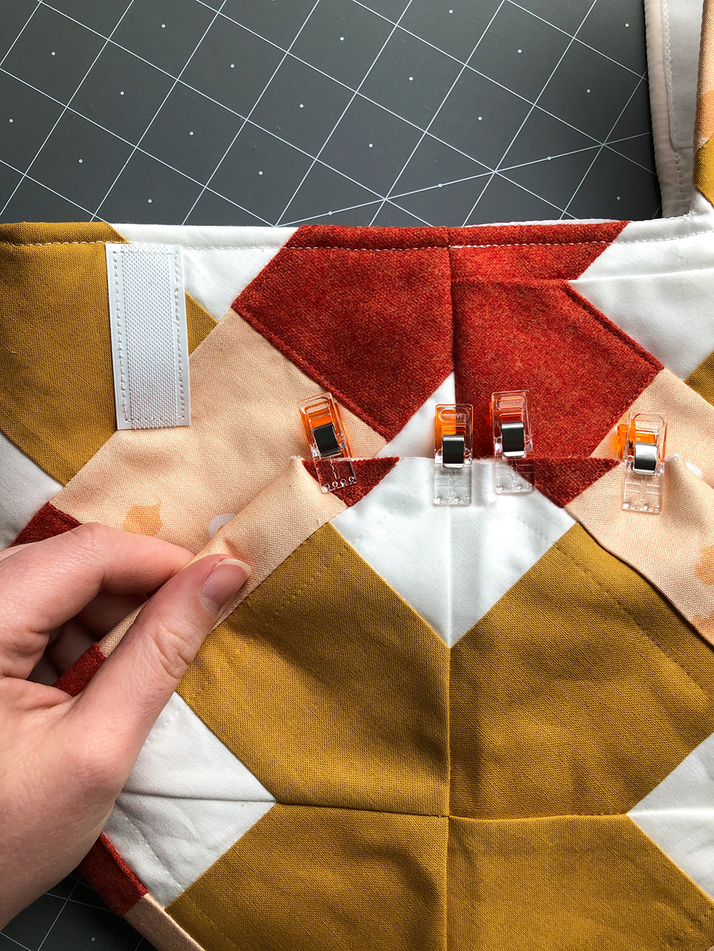 A step by step photo tutorial with all the information you need to make a quilted lunch bag with the Suzy Quilts Kris Kross pattern. Read about materials you'll need, how to use the Kris Kross pattern, and see every step for making your own quilted lunch bag. suzyquilts.com #quilting #sewingdiy