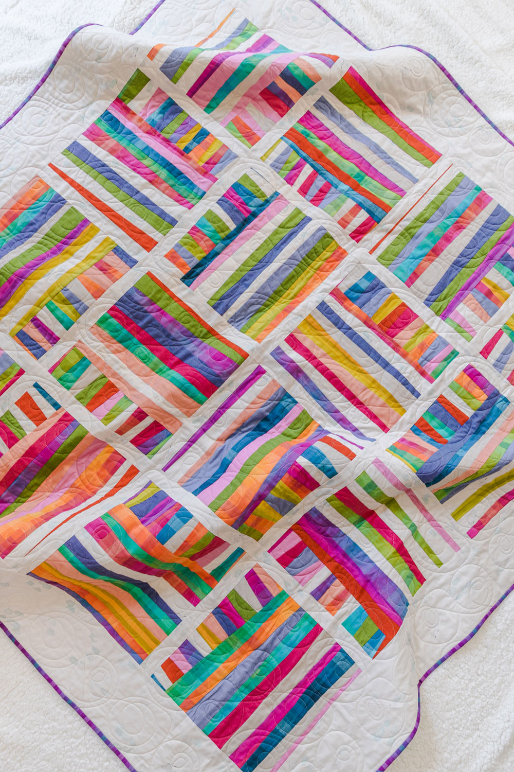 The Shine quilt sew along includes lots of added tips and videos to help you make this modern quilt pattern. This fat quarter quilt pattern is beginner friendly and focuses on improv sewing. suzyquilts.com #fatquarterpattern #improvquilt