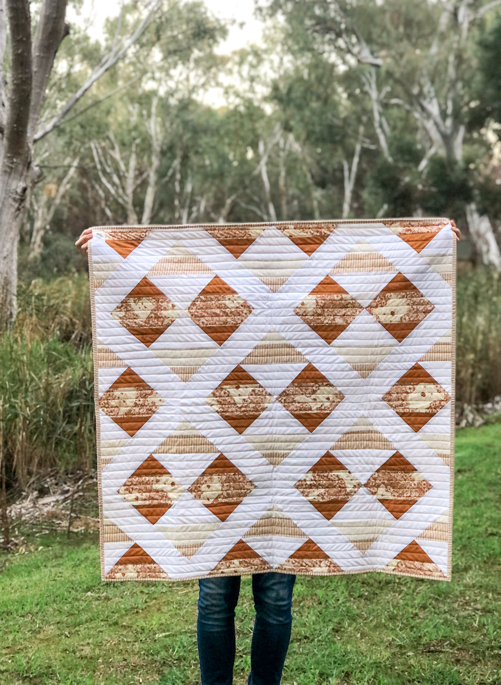 The New Horizons quilt pattern includes instructions for both fat quarters and limited-color yardage instructions. suzyquilts.com #modernquilt #babyquilt