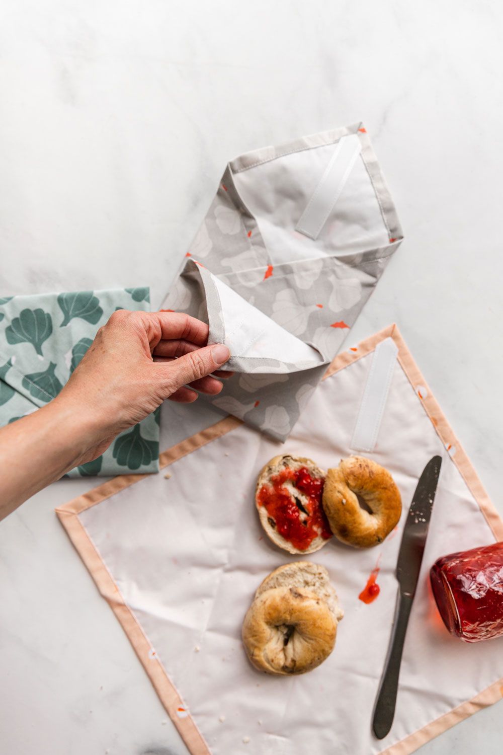 This DIY reusable sandwich wrap tutorial will help you become more green at home! A free scrap fabric pattern tutorial! suzyquilts.com #DIY #recyclefabric