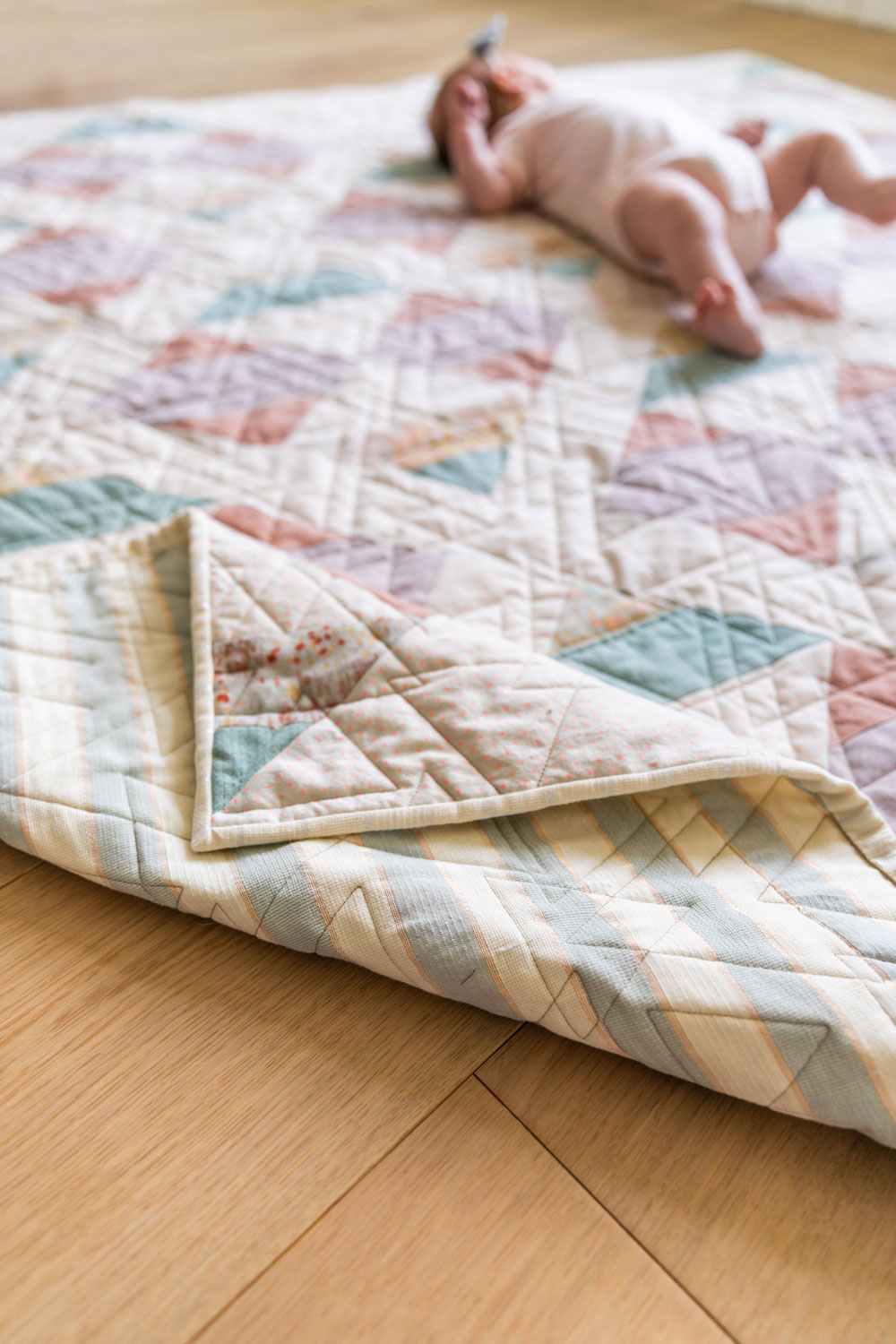 The New Horizons quilt pattern uses large quilt blocks, making it the perfect quilt pattern for double gauze! suzyquilts.com #babyquilt #doublegauze
