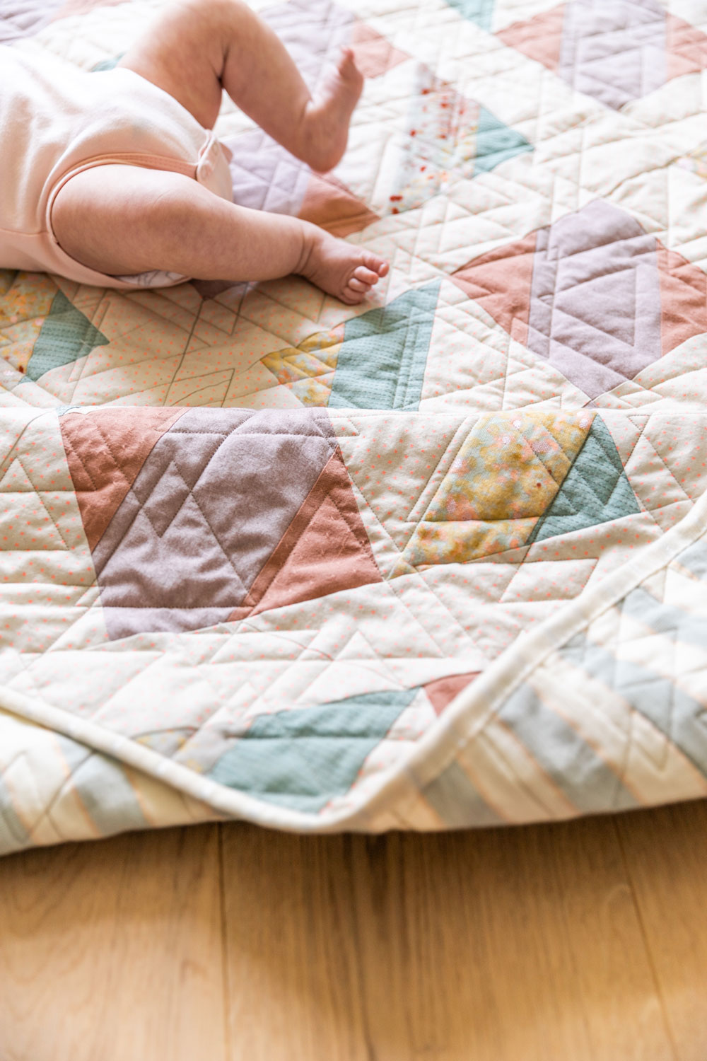 The New Horizons quilt pattern uses large quilt blocks, making it the perfect quilt pattern for double gauze! suzyquilts.com #babyquilt #doublegauze