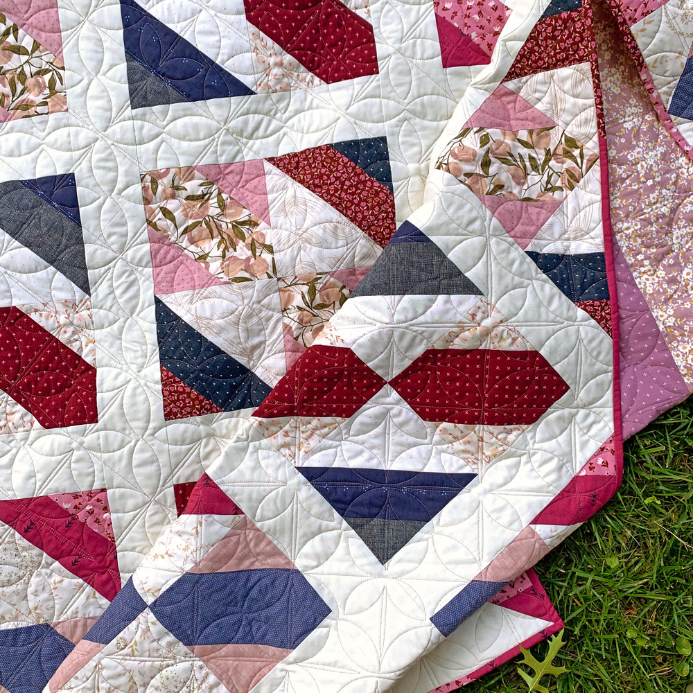 This modern fat quarter quilt pattern is a good beginner quilt pattern and makes a beautiful scrap quilt. The sewing pattern also includes instructions for a limited-color version. suzyquilts.com #quiltpattern #fqquilt