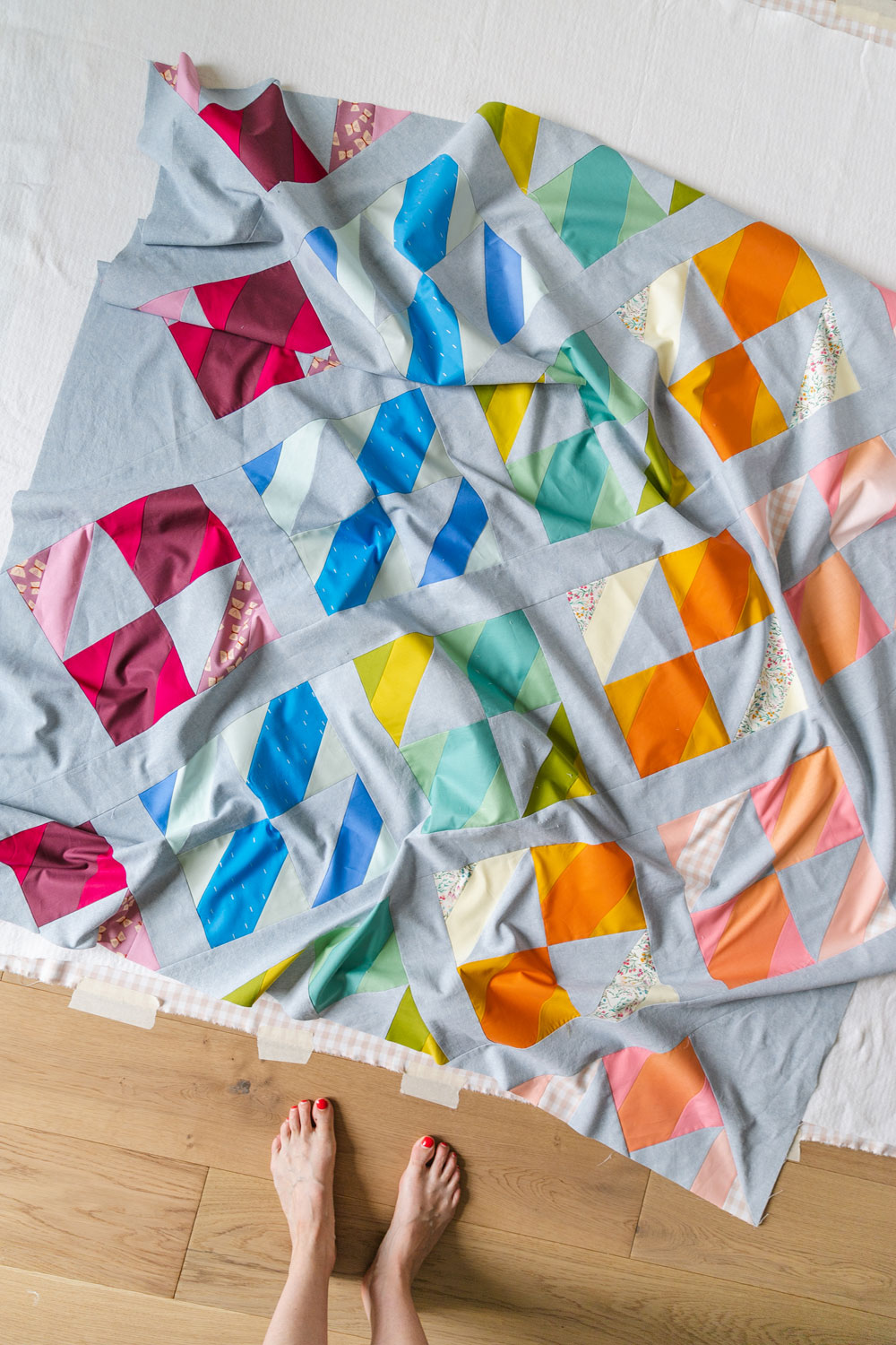This modern fat quarter quilt pattern is a good beginner quilt pattern and makes a beautiful scrap quilt. The sewing pattern also includes instructions for a limited-color version. suzyquilts.com #quiltpattern #modernquilt