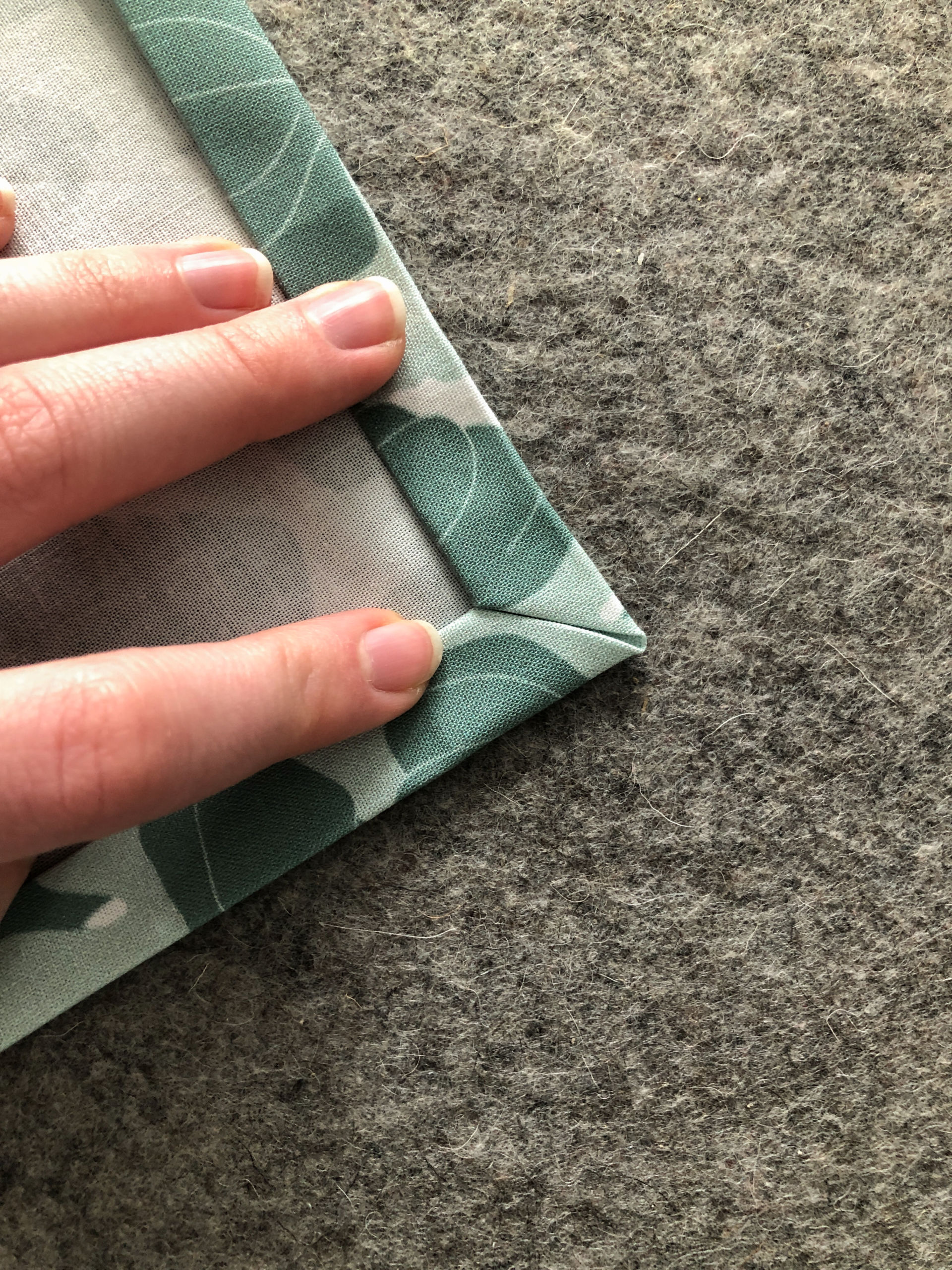 Add an easy homemade touch to your picnic or lunch with this DIY reusable sandwich wrap tutorial. This step by step photo tutorial shows you how to sew your own reusable sandwich wrap out of fabric that can be washed and used every day. suzyquilts.com #quilting #sewingdiy