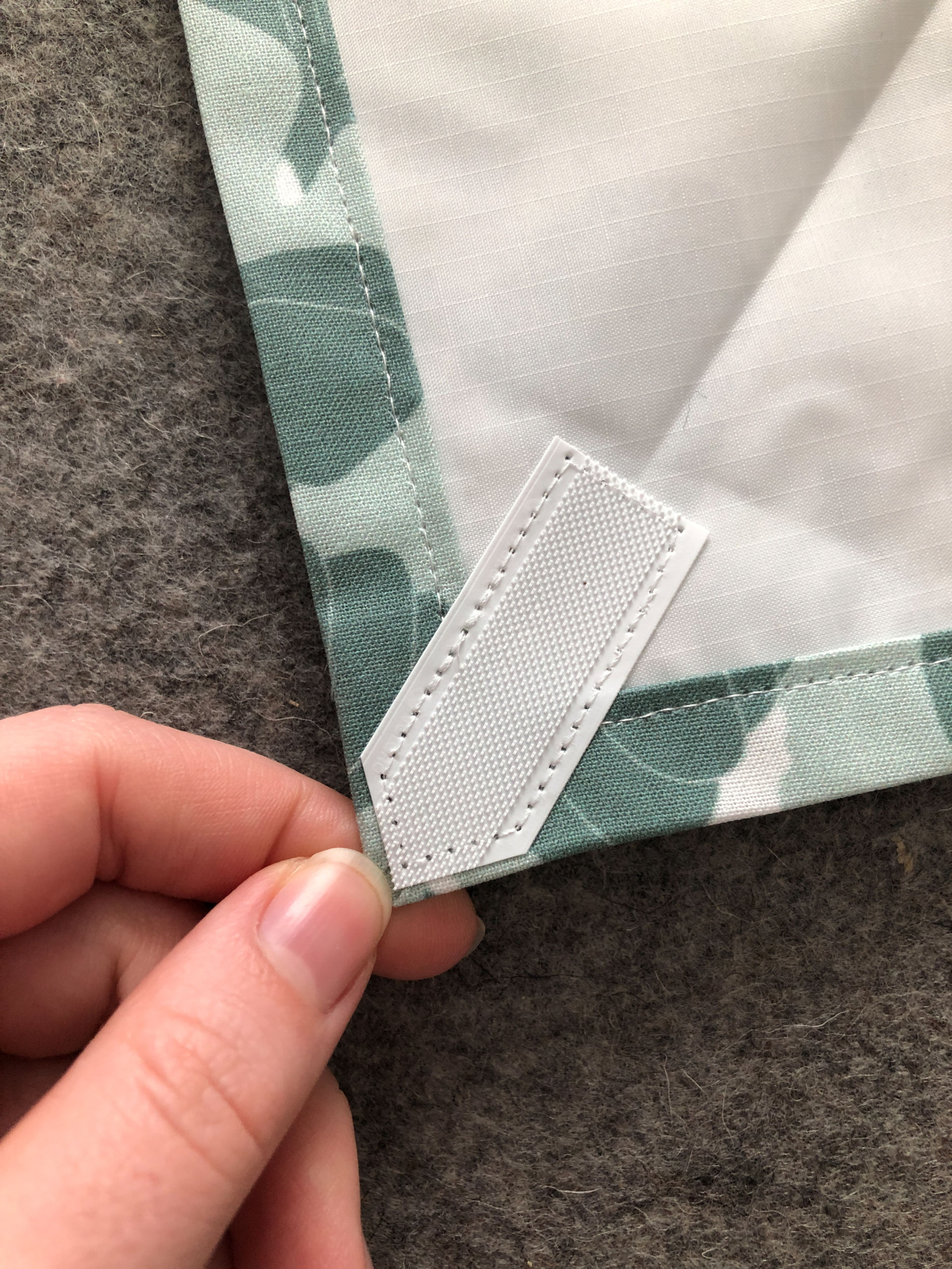 Add an easy homemade touch to your picnic or lunch with this DIY reusable sandwich wrap tutorial. This step by step photo tutorial shows you how to sew your own reusable sandwich wrap out of fabric that can be washed and used every day. suzyquilts.com #quilting #sewingdiy