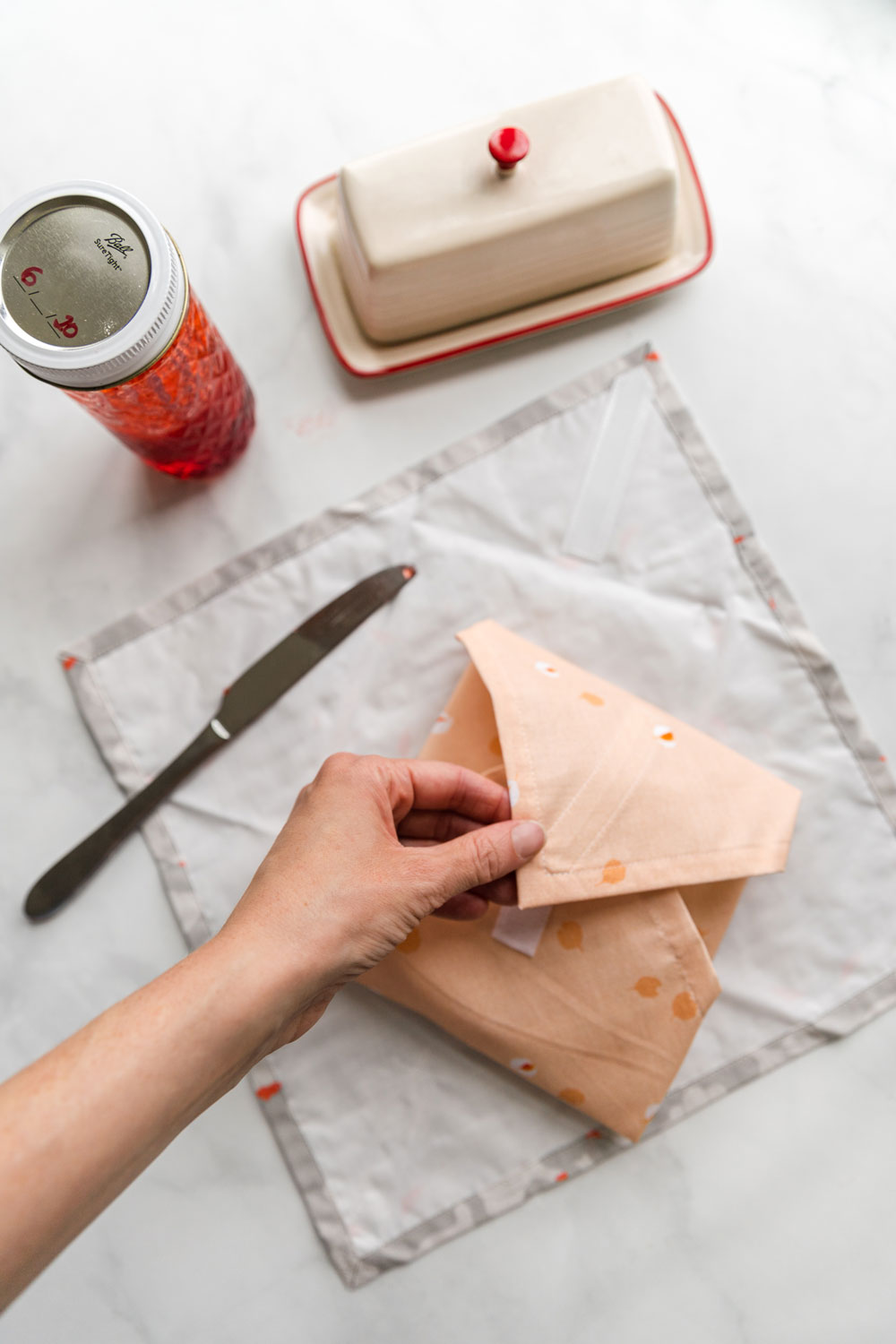 This DIY reusable sandwich wrap tutorial will help you become more green at home! A free scrap fabric pattern tutorial! suzyquilts.com #DIY #recycle