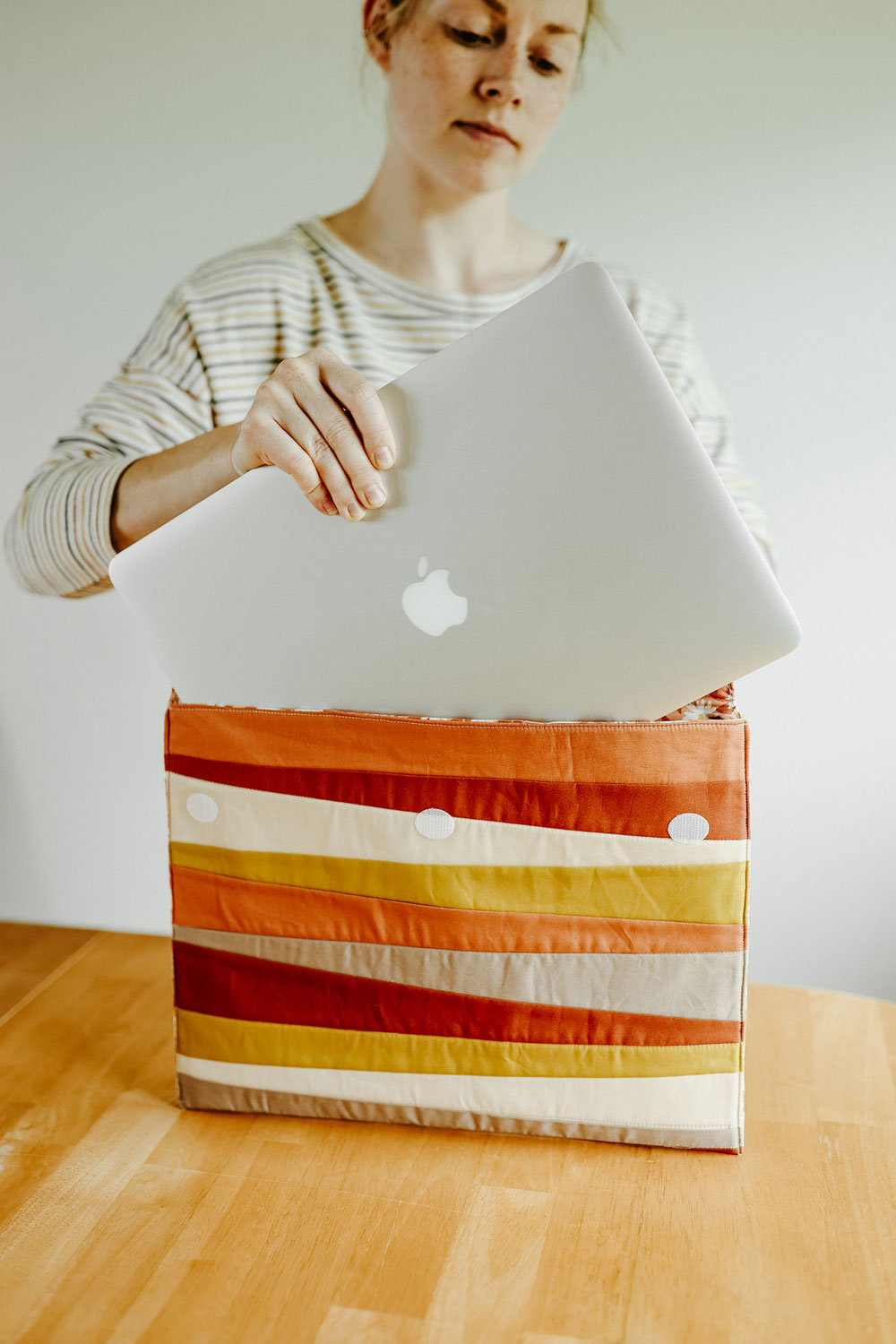 Learn to sew a beginner-friendly quilted laptop case in this tutorial featuring the Shine quilt block by Suzy Quilts. suzyquilts.com #sewingdiy #quilting