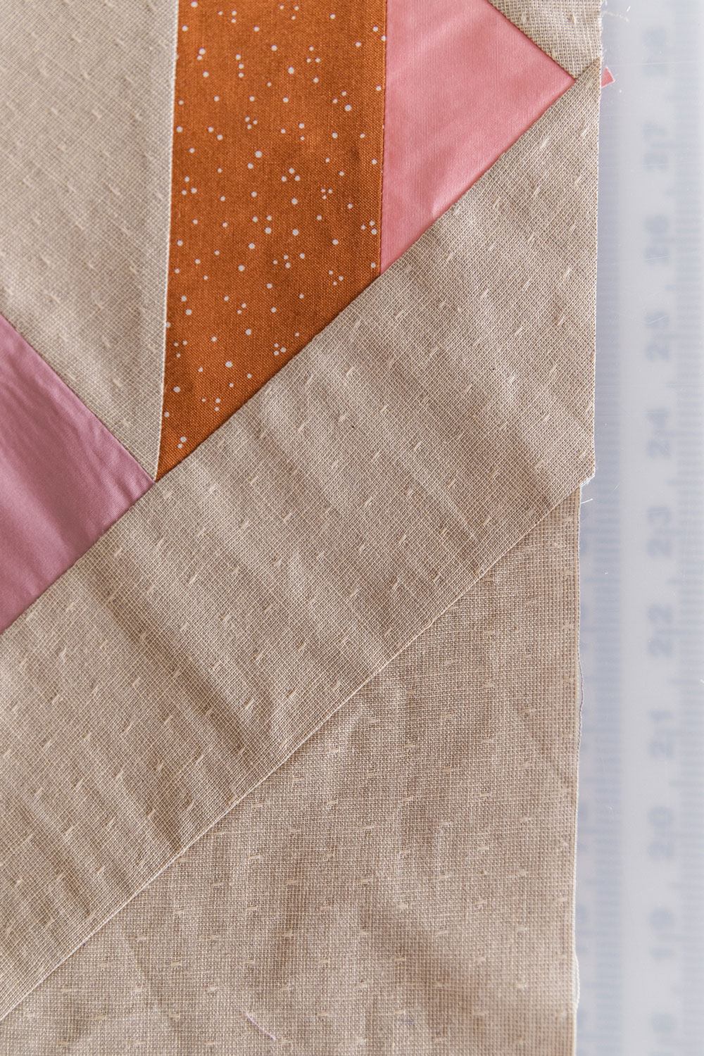 The New Horizons quilt along includes lots of extra instruction and tips in sewing this fat quarter friendly modern throw quilt. suzyquilts.com #quilt #modernquilt